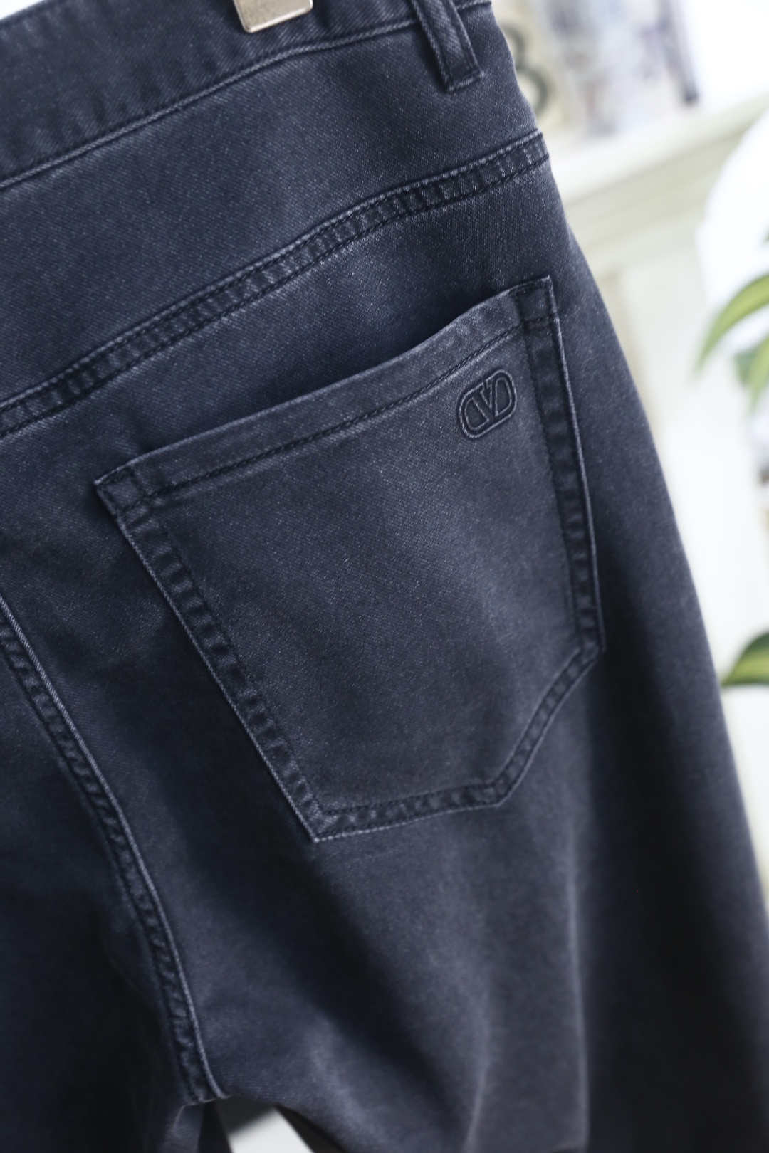 🔥华伦天奴.26夏季新品，时尚男士百搭牛仔裤👖利落剪裁打造挺括修身版型，自带垂坠质感。后腰标识低调彰显品