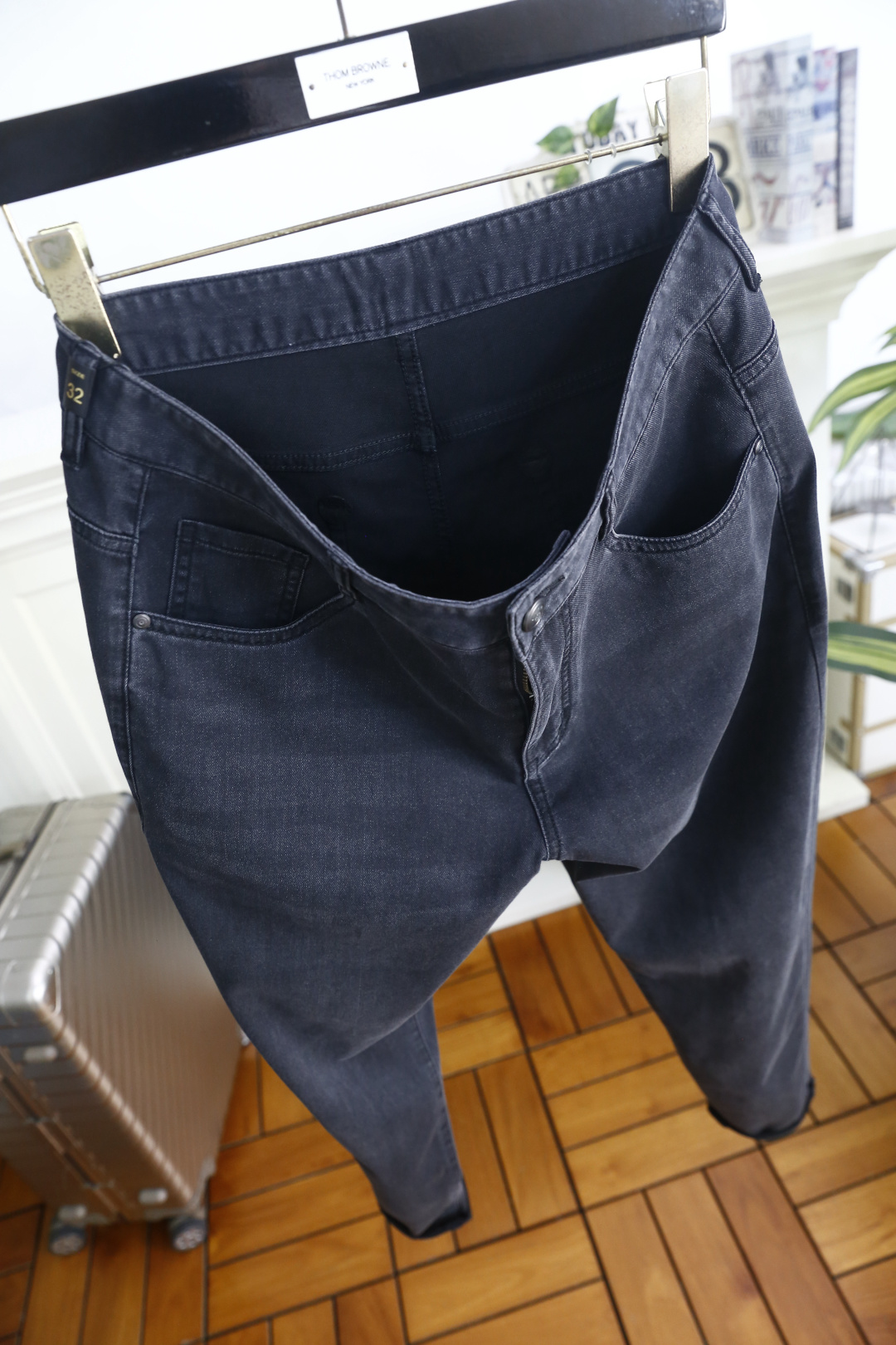 🔥华伦天奴.26夏季新品，时尚男士百搭牛仔裤👖利落剪裁打造挺括修身版型，自带垂坠质感。后腰标识低调彰显品