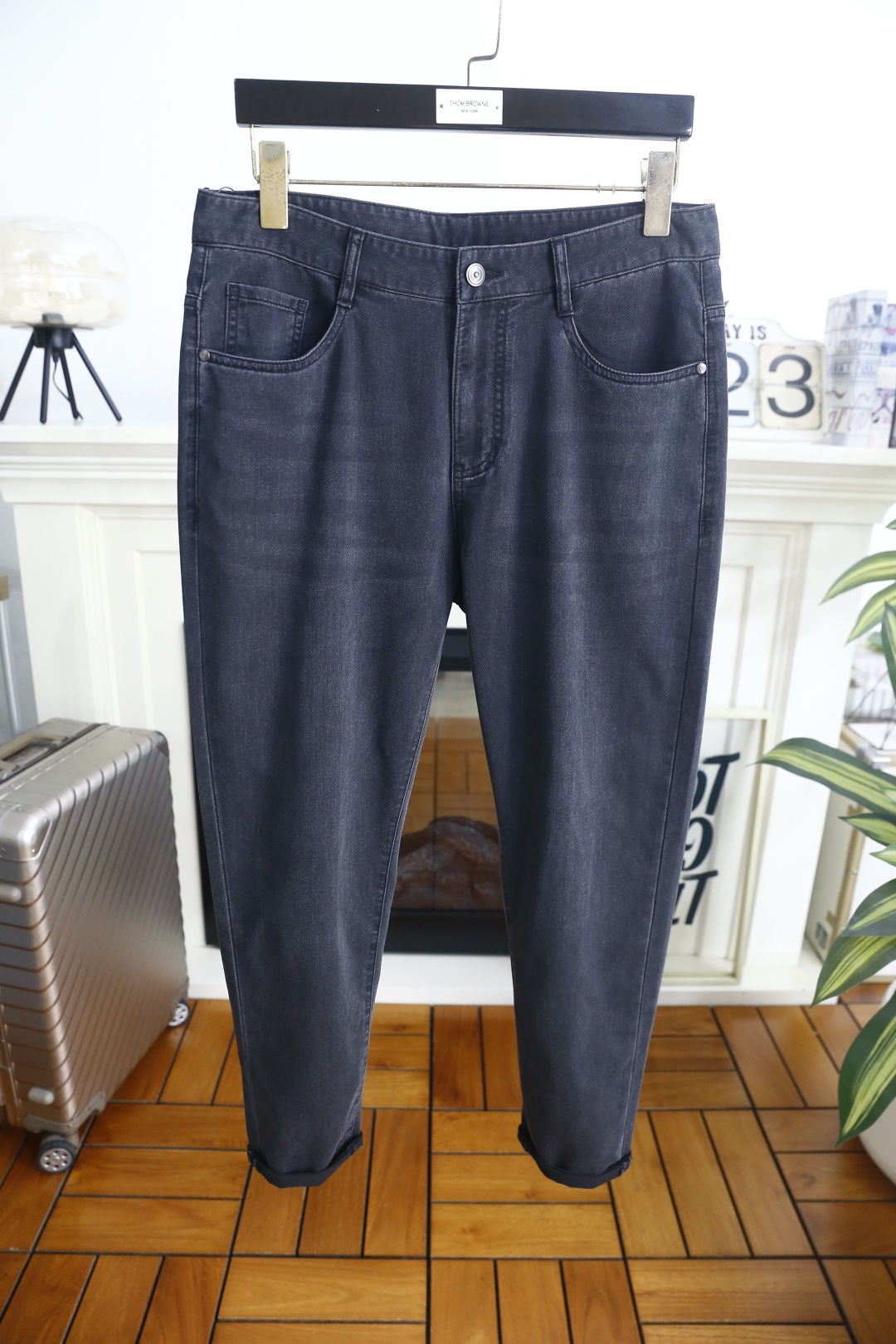 🔥华伦天奴.26夏季新品，时尚男士百搭牛仔裤👖利落剪裁打造挺括修身版型，自带垂坠质感。后腰标识低调彰显品