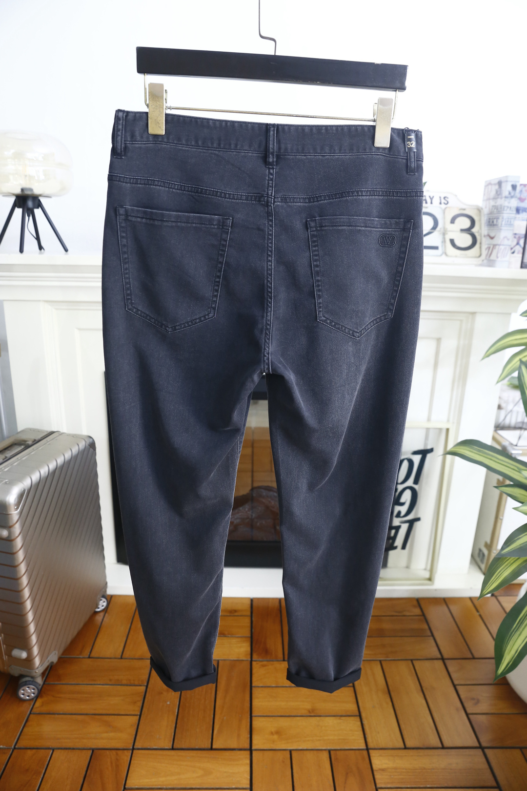 🔥华伦天奴.26夏季新品，时尚男士百搭牛仔裤👖利落剪裁打造挺括修身版型，自带垂坠质感。后腰标识低调彰显品