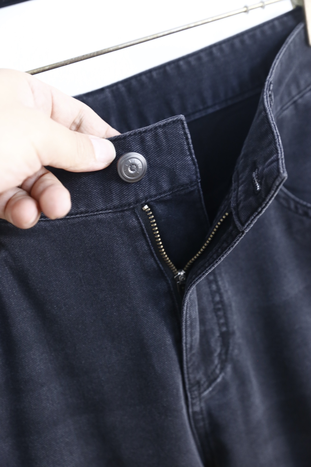 🔥华伦天奴.26夏季新品，时尚男士百搭牛仔裤👖利落剪裁打造挺括修身版型，自带垂坠质感。后腰标识低调彰显品