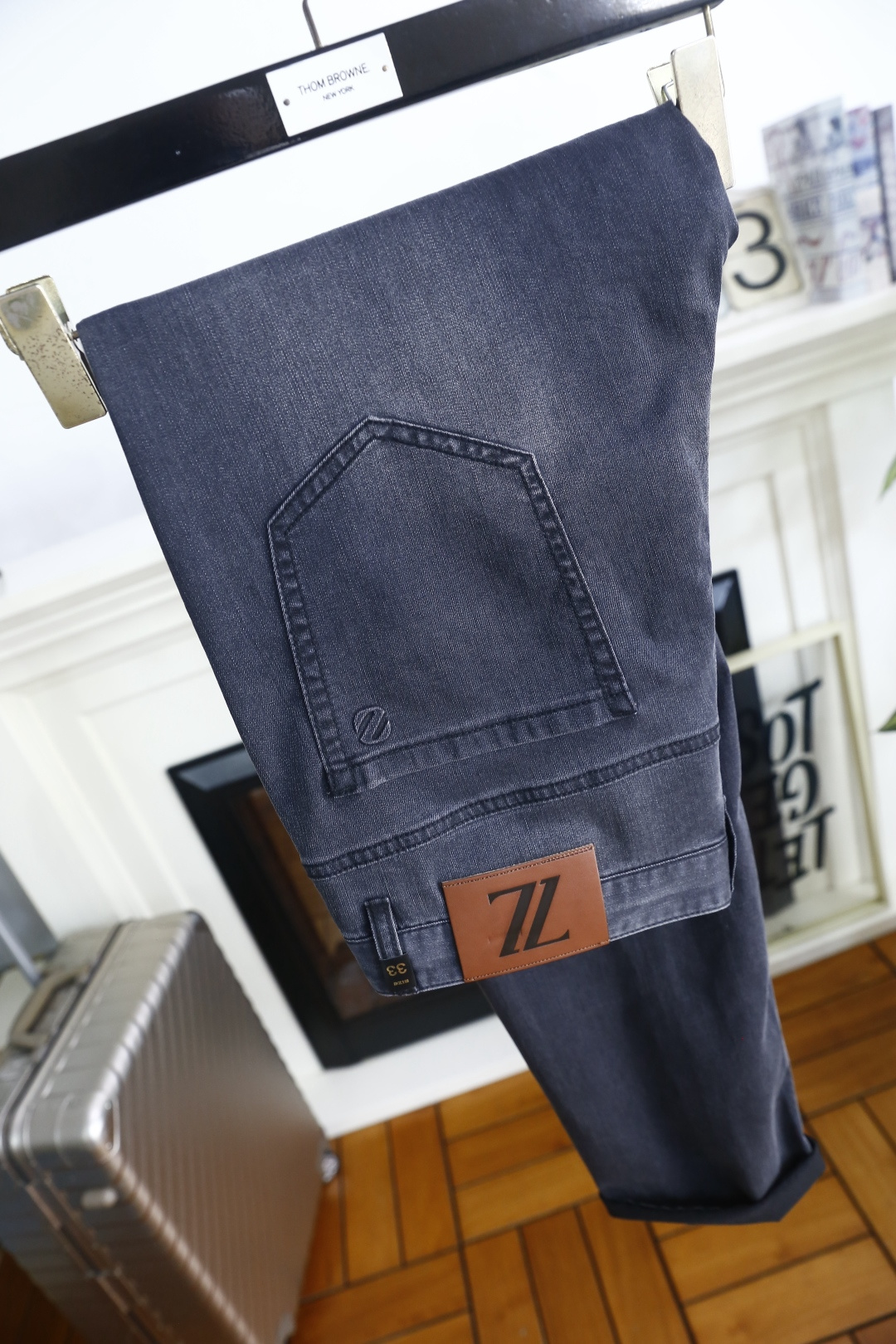🔥杰尼亚.26夏季新品，时尚男士百搭牛仔裤👖利落剪裁打造挺括修身版型，自带垂坠质感。后腰标识低调彰显品牌