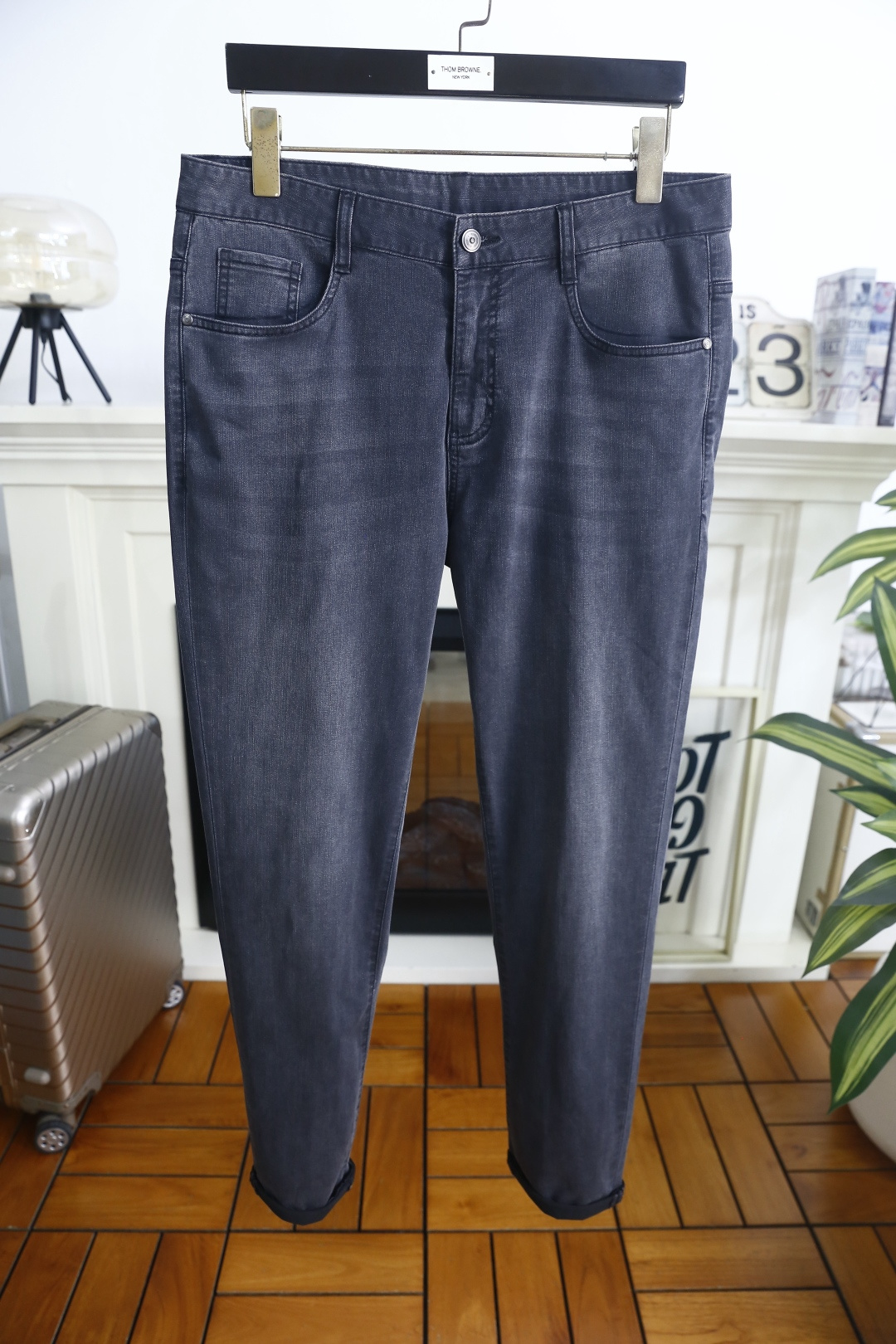 🔥杰尼亚.26夏季新品，时尚男士百搭牛仔裤👖利落剪裁打造挺括修身版型，自带垂坠质感。后腰标识低调彰显品牌