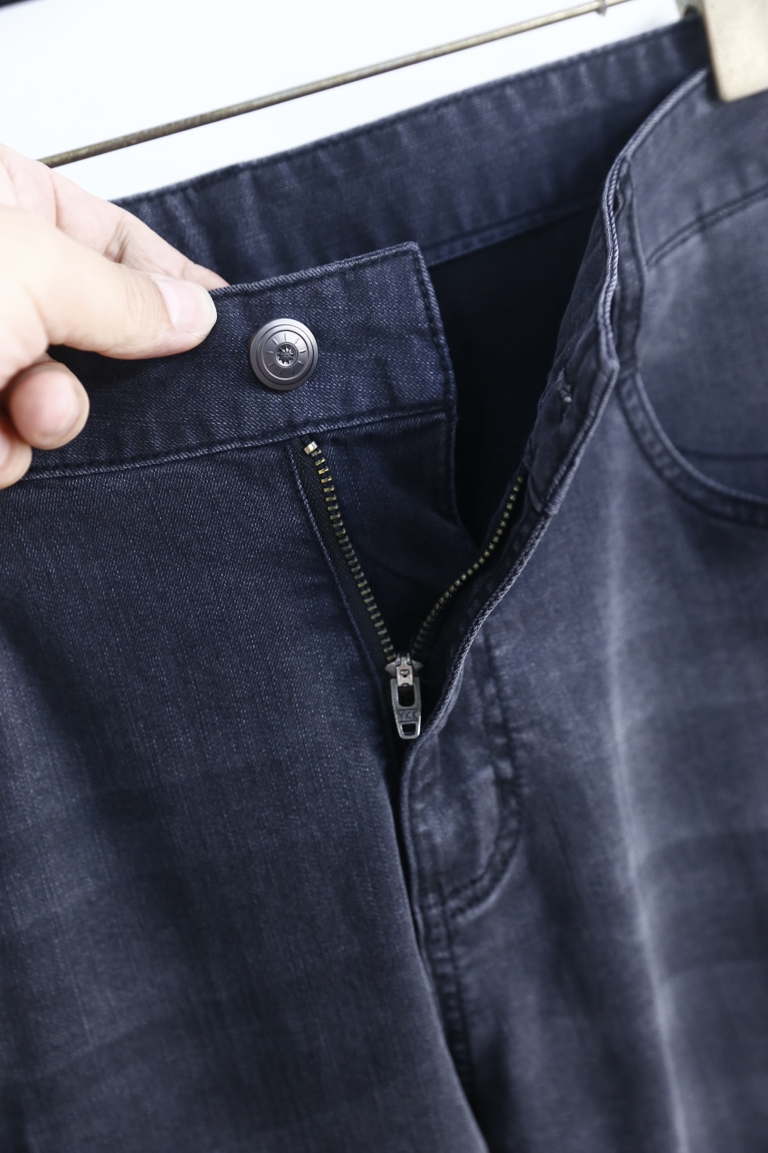 🔥杰尼亚.26夏季新品，时尚男士百搭牛仔裤👖利落剪裁打造挺括修身版型，自带垂坠质感。后腰标识低调彰显品牌