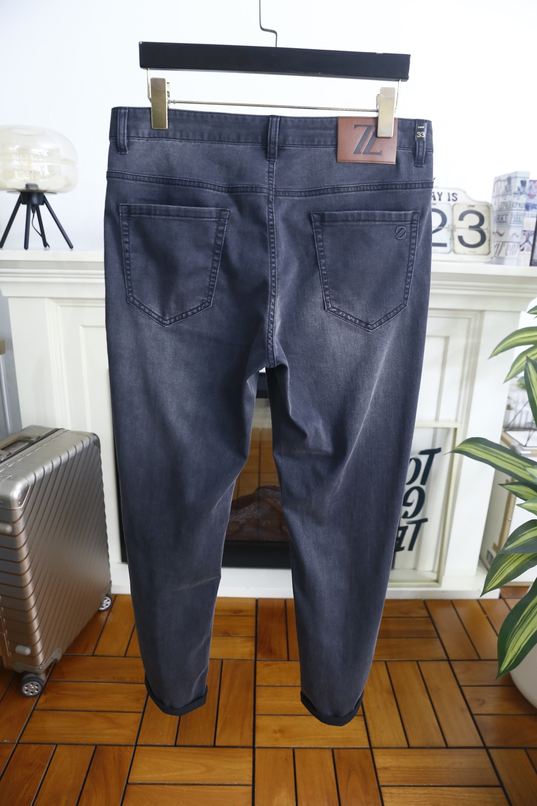 🔥杰尼亚.26夏季新品，时尚男士百搭牛仔裤👖利落剪裁打造挺括修身版型，自带垂坠质感。后腰标识低调彰显品牌