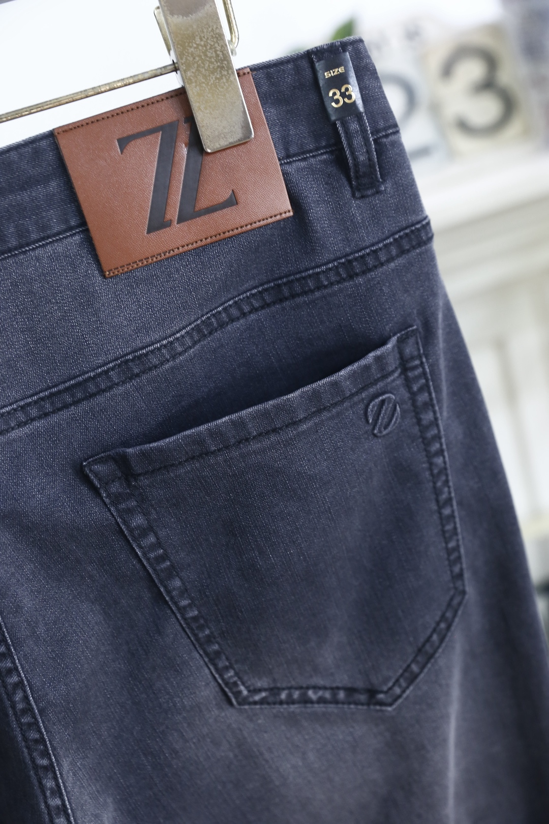 🔥杰尼亚.26夏季新品，时尚男士百搭牛仔裤👖利落剪裁打造挺括修身版型，自带垂坠质感。后腰标识低调彰显品牌