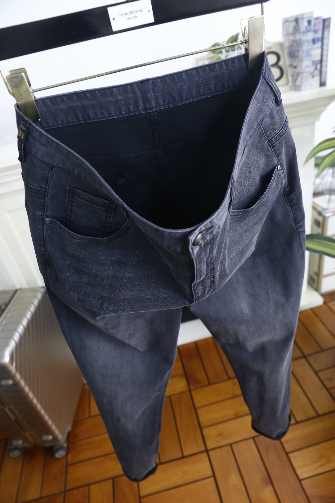 🔥杰尼亚.26夏季新品，时尚男士百搭牛仔裤👖利落剪裁打造挺括修身版型，自带垂坠质感。后腰标识低调彰显品牌