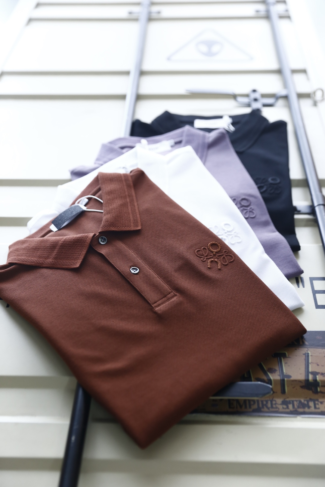 🔥罗意威.26夏季新品，时尚男士经典百搭翻领POLO衫👍利落剪裁勾勒挺括廓形，经典翻领搭配门襟扣设计，兼