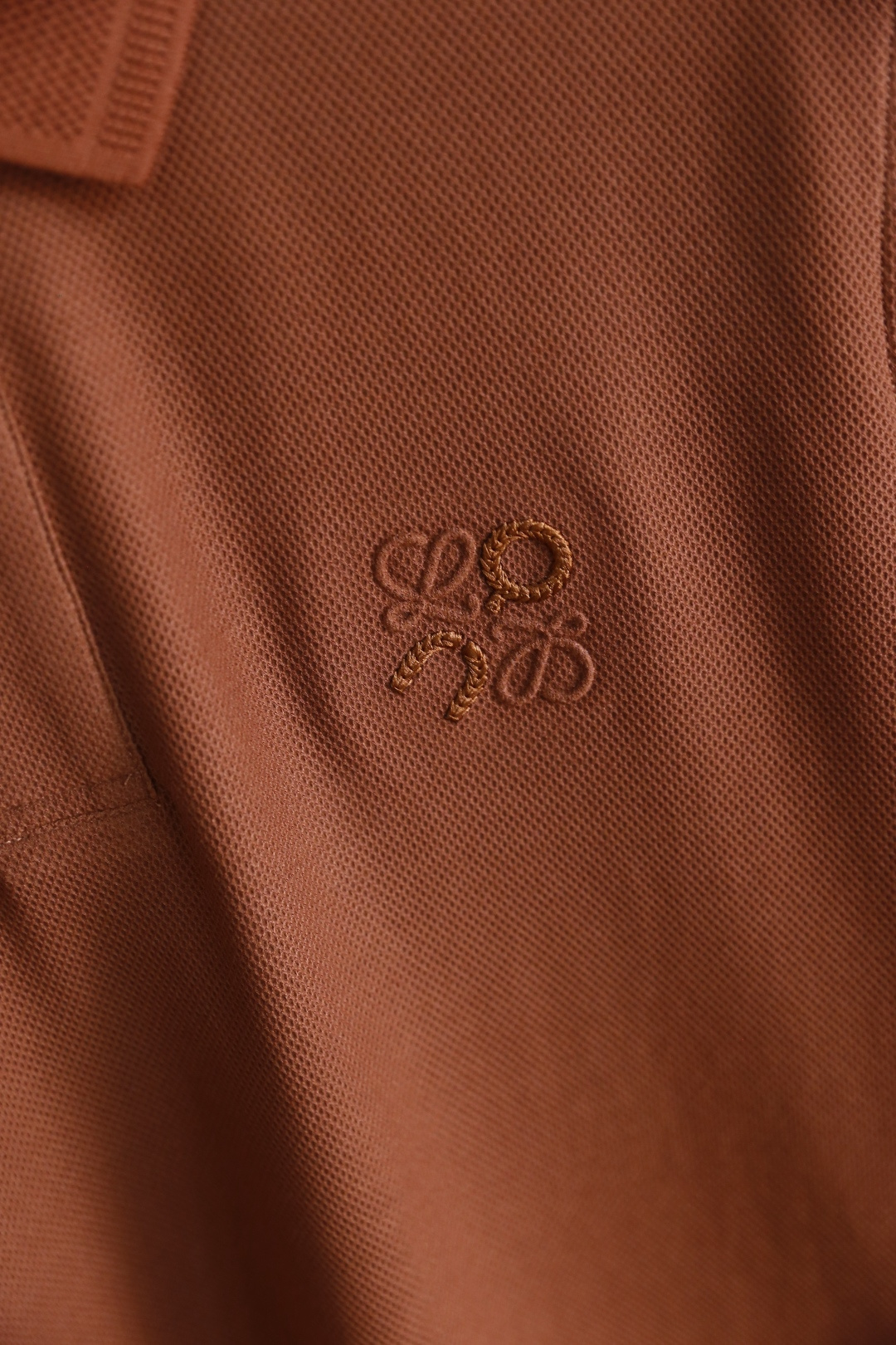 🔥罗意威.26夏季新品，时尚男士经典百搭翻领POLO衫👍利落剪裁勾勒挺括廓形，经典翻领搭配门襟扣设计，兼