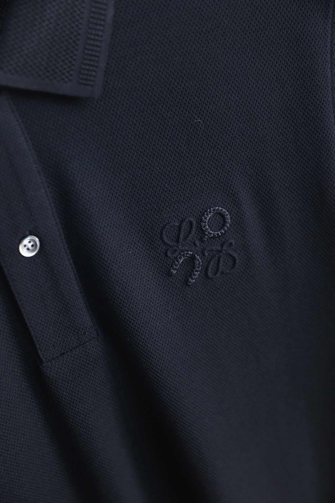 🔥罗意威.26夏季新品，时尚男士经典百搭翻领POLO衫👍利落剪裁勾勒挺括廓形，经典翻领搭配门襟扣设计，兼