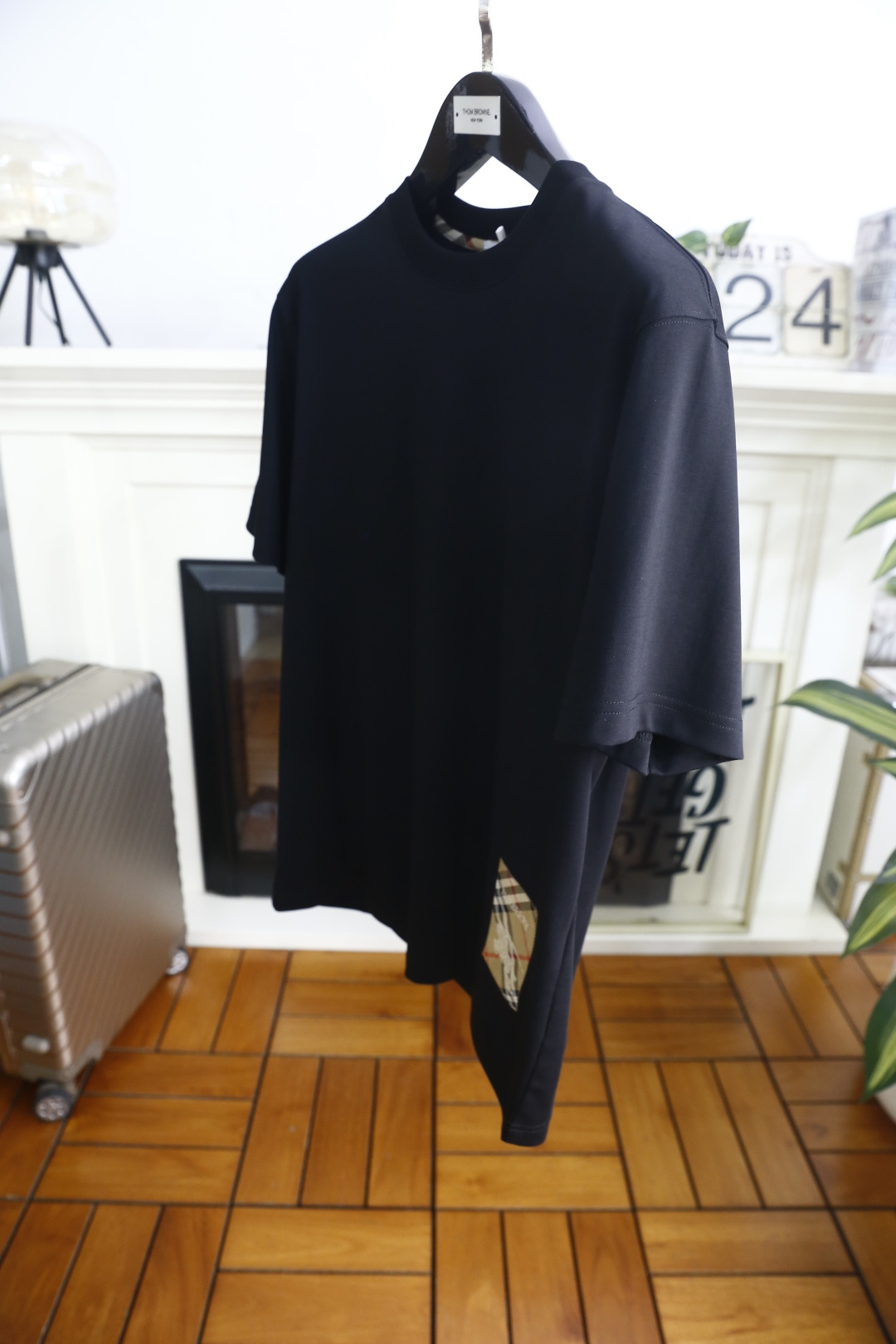 🔥巴宝丽.26夏季新品，男士经典百搭圆领短袖👍采用天丝长绒棉面料，利落廓形打造松弛高级质感，经典圆领设计