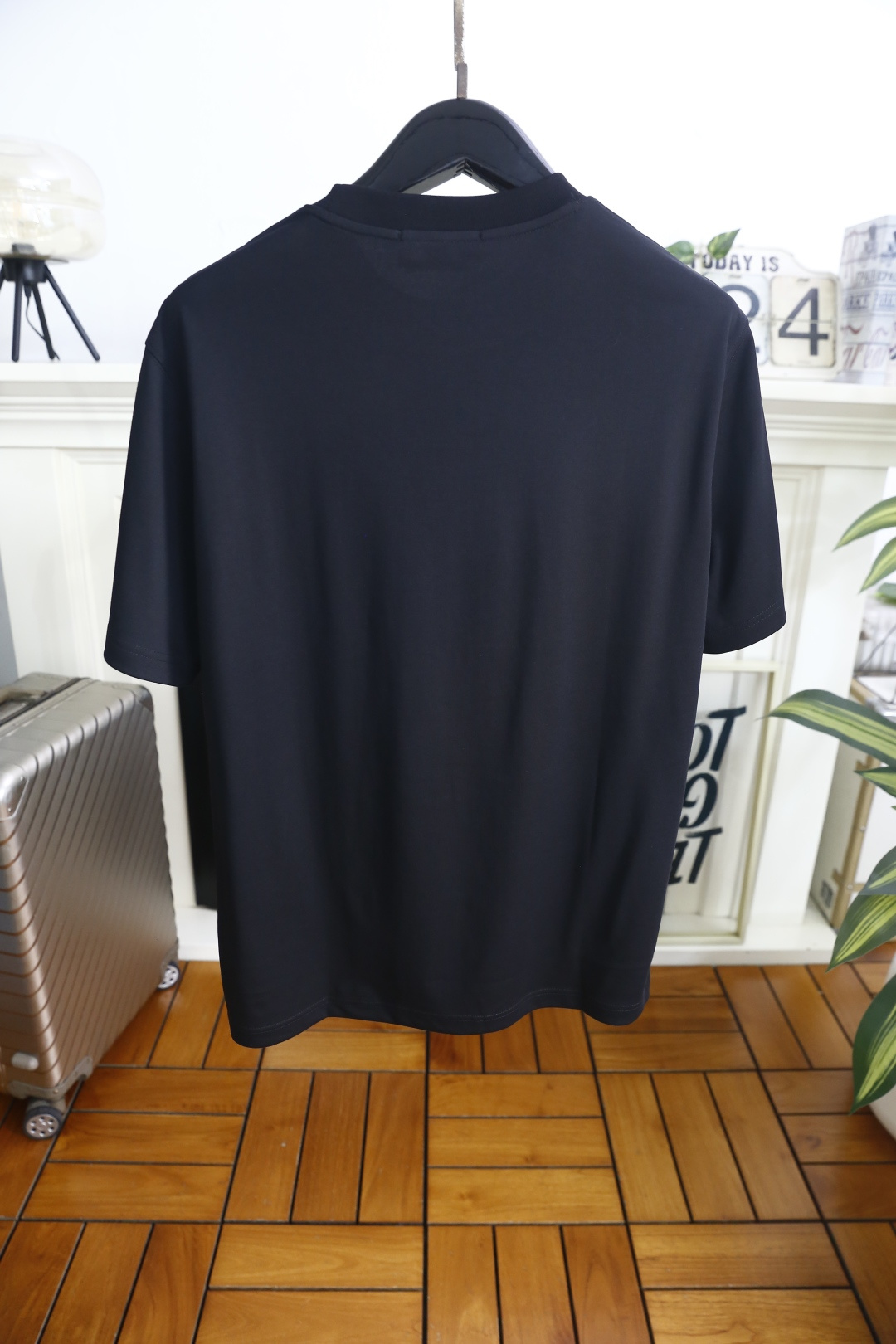 🔥巴宝丽.26夏季新品，男士经典百搭圆领短袖👍采用天丝长绒棉面料，利落廓形打造松弛高级质感，经典圆领设计