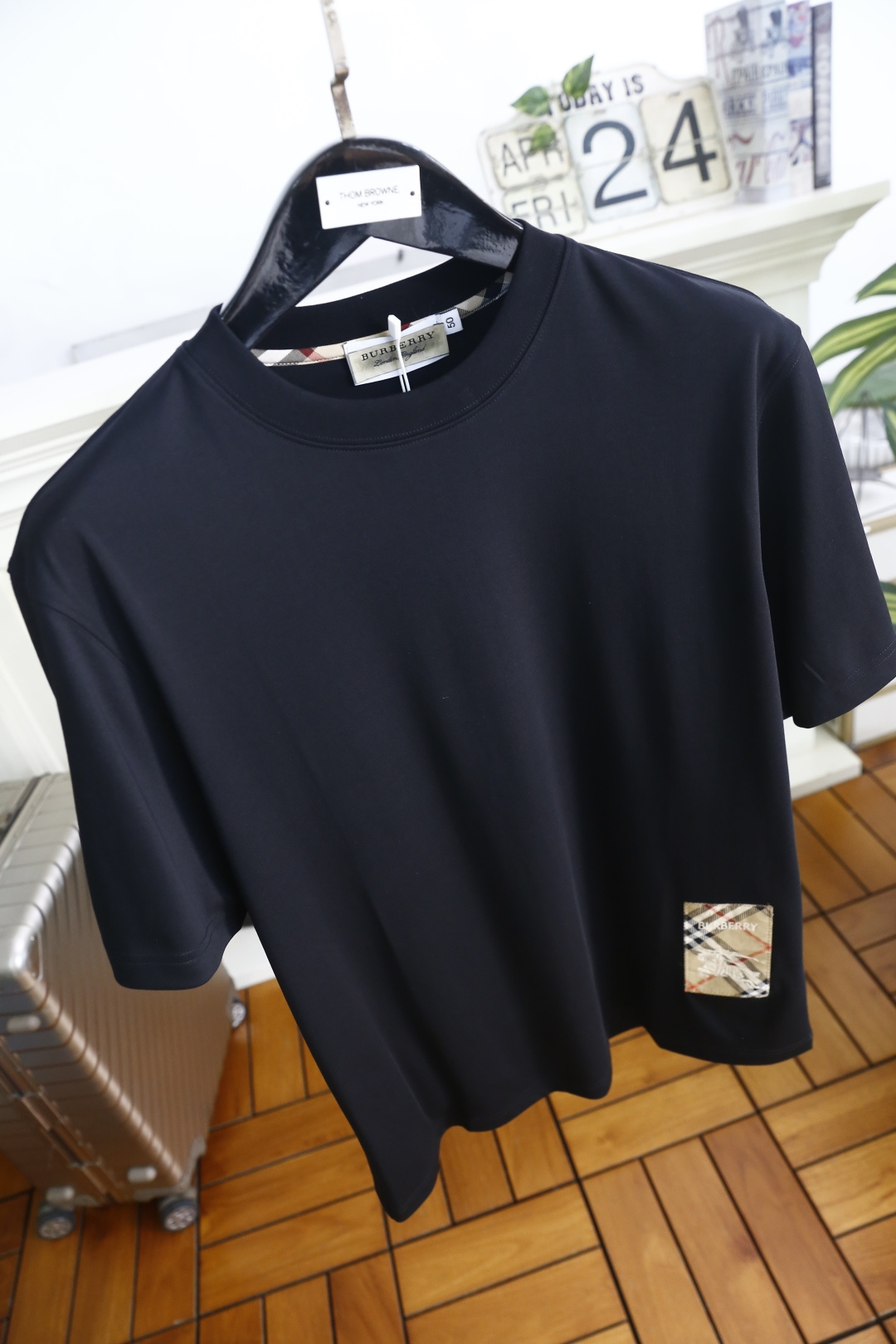 🔥巴宝丽.26夏季新品，男士经典百搭圆领短袖👍采用天丝长绒棉面料，利落廓形打造松弛高级质感，经典圆领设计