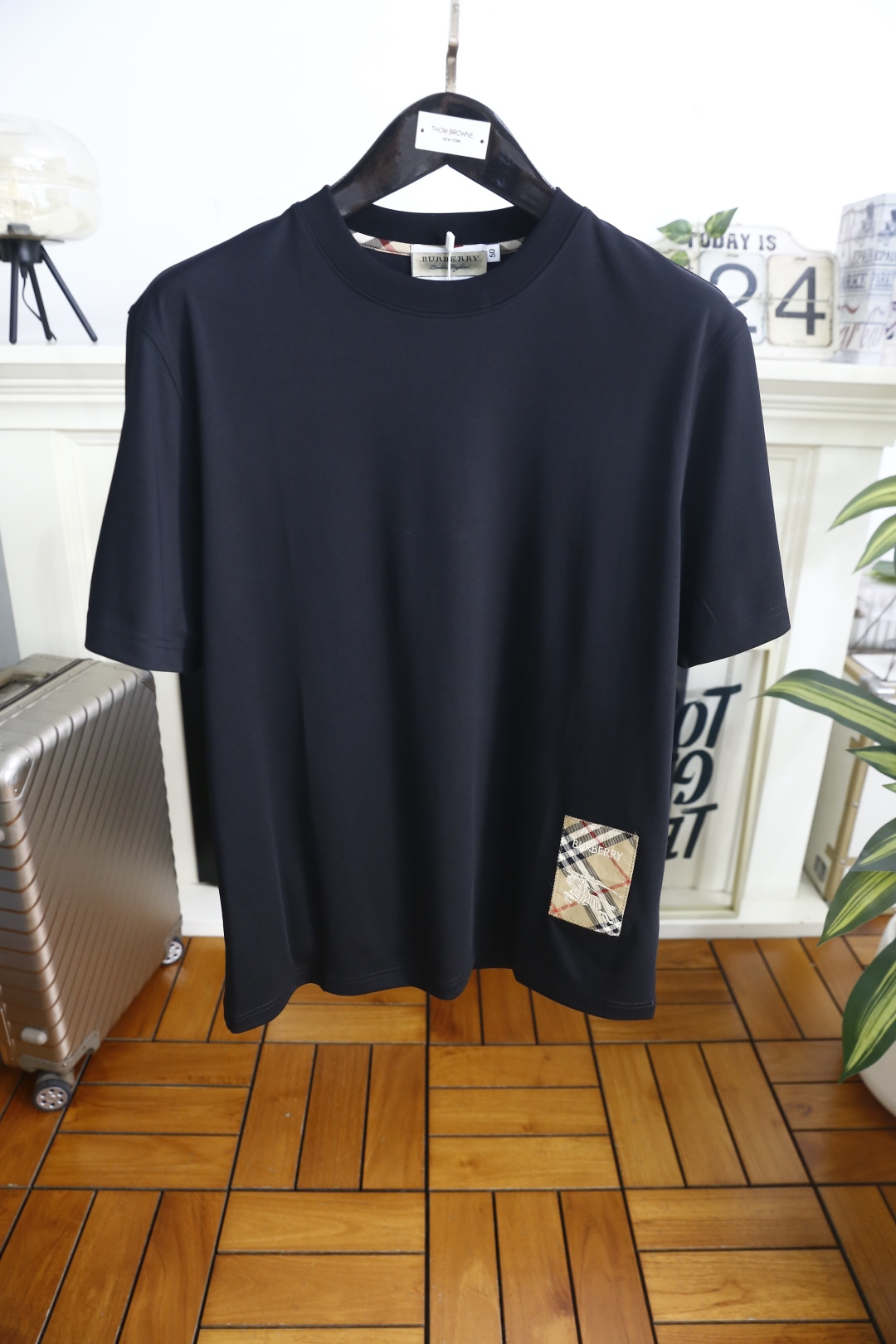 🔥巴宝丽.26夏季新品，男士经典百搭圆领短袖👍采用天丝长绒棉面料，利落廓形打造松弛高级质感，经典圆领设计