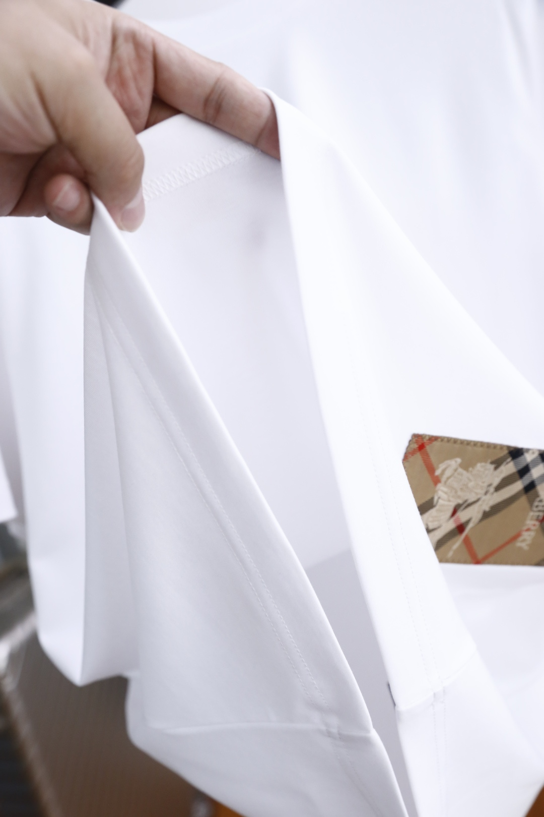 🔥巴宝丽.26夏季新品，男士经典百搭圆领短袖👍采用天丝长绒棉面料，利落廓形打造松弛高级质感，经典圆领设计