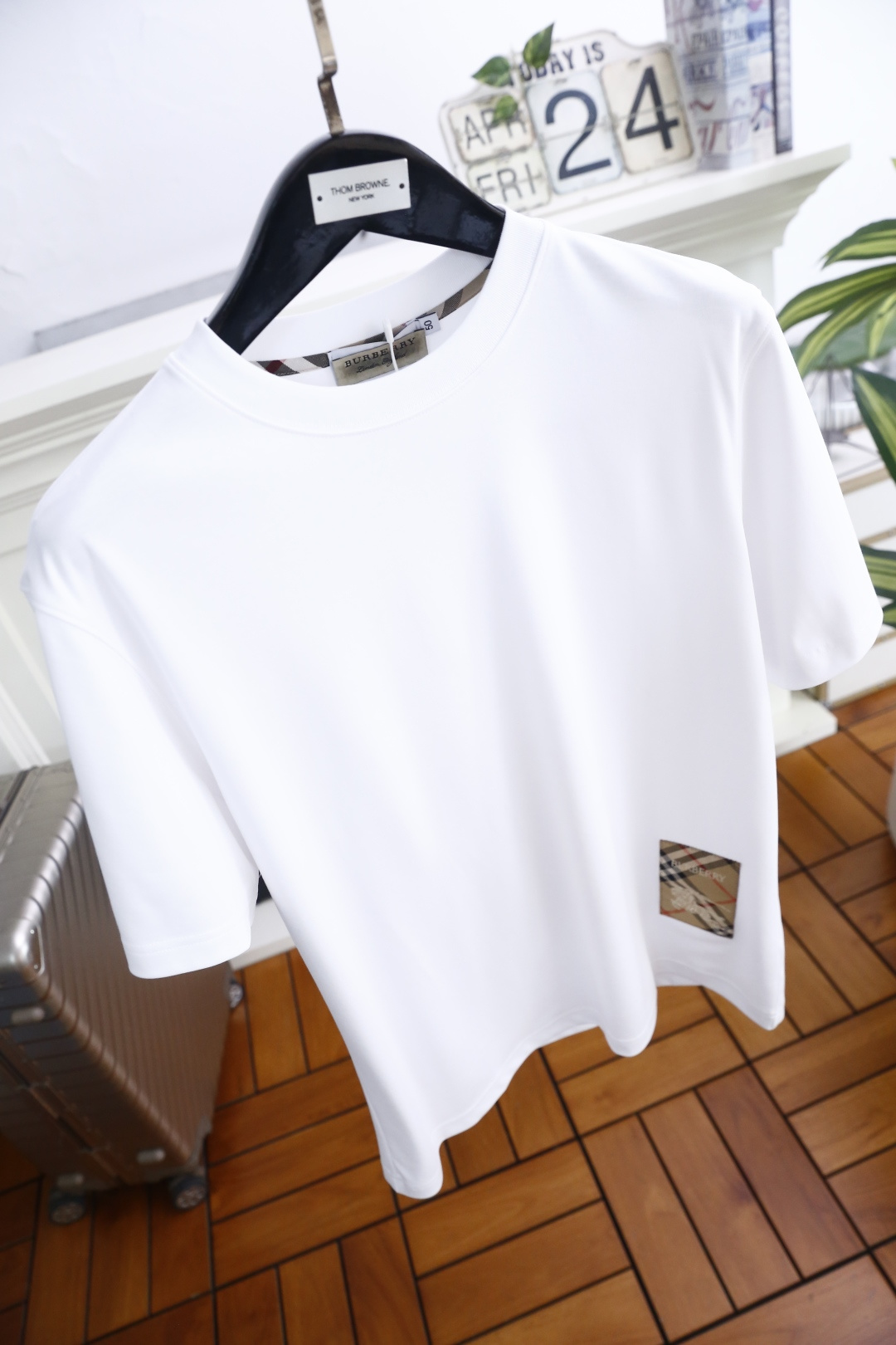 🔥巴宝丽.26夏季新品，男士经典百搭圆领短袖👍采用天丝长绒棉面料，利落廓形打造松弛高级质感，经典圆领设计