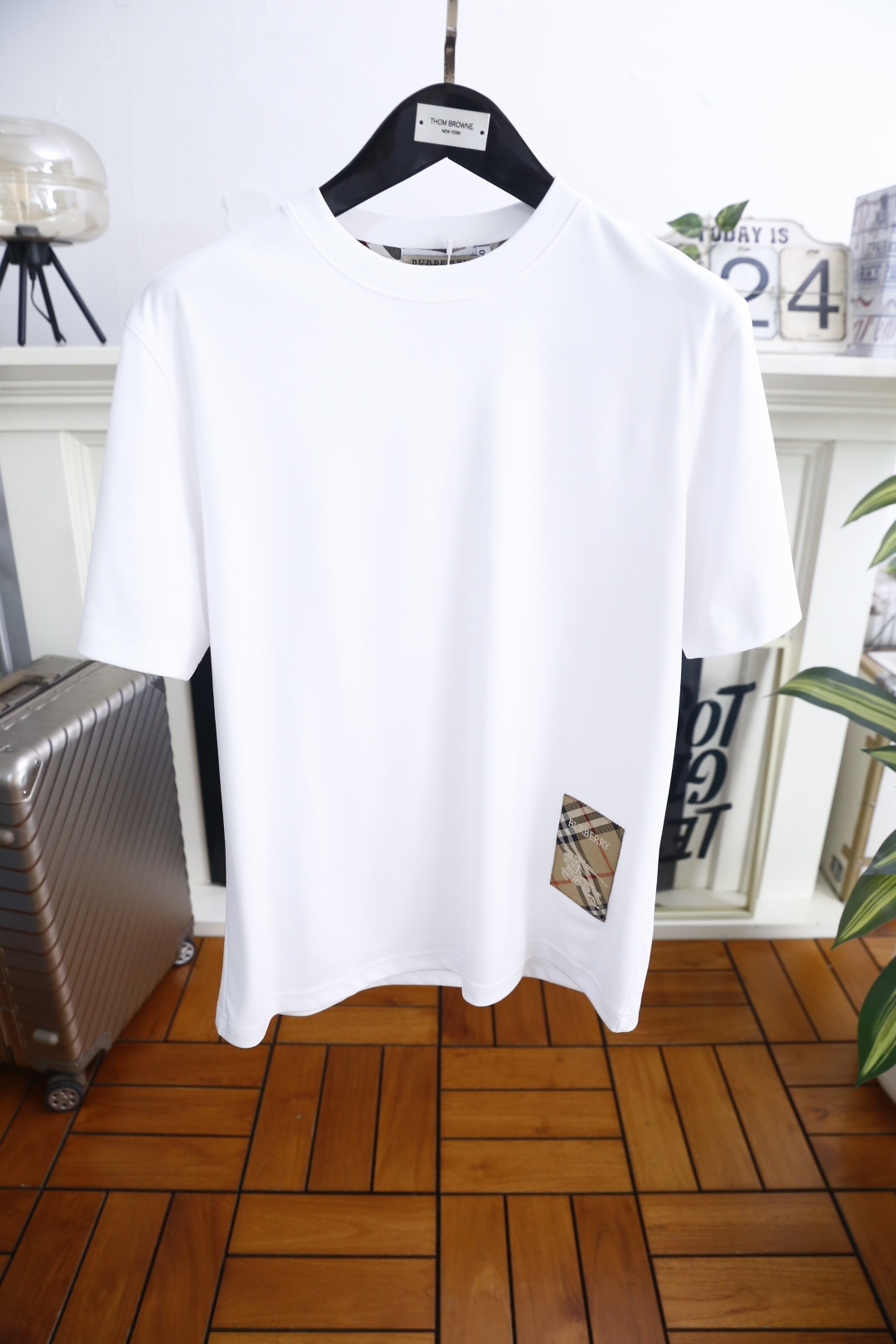 🔥巴宝丽.26夏季新品，男士经典百搭圆领短袖👍采用天丝长绒棉面料，利落廓形打造松弛高级质感，经典圆领设计