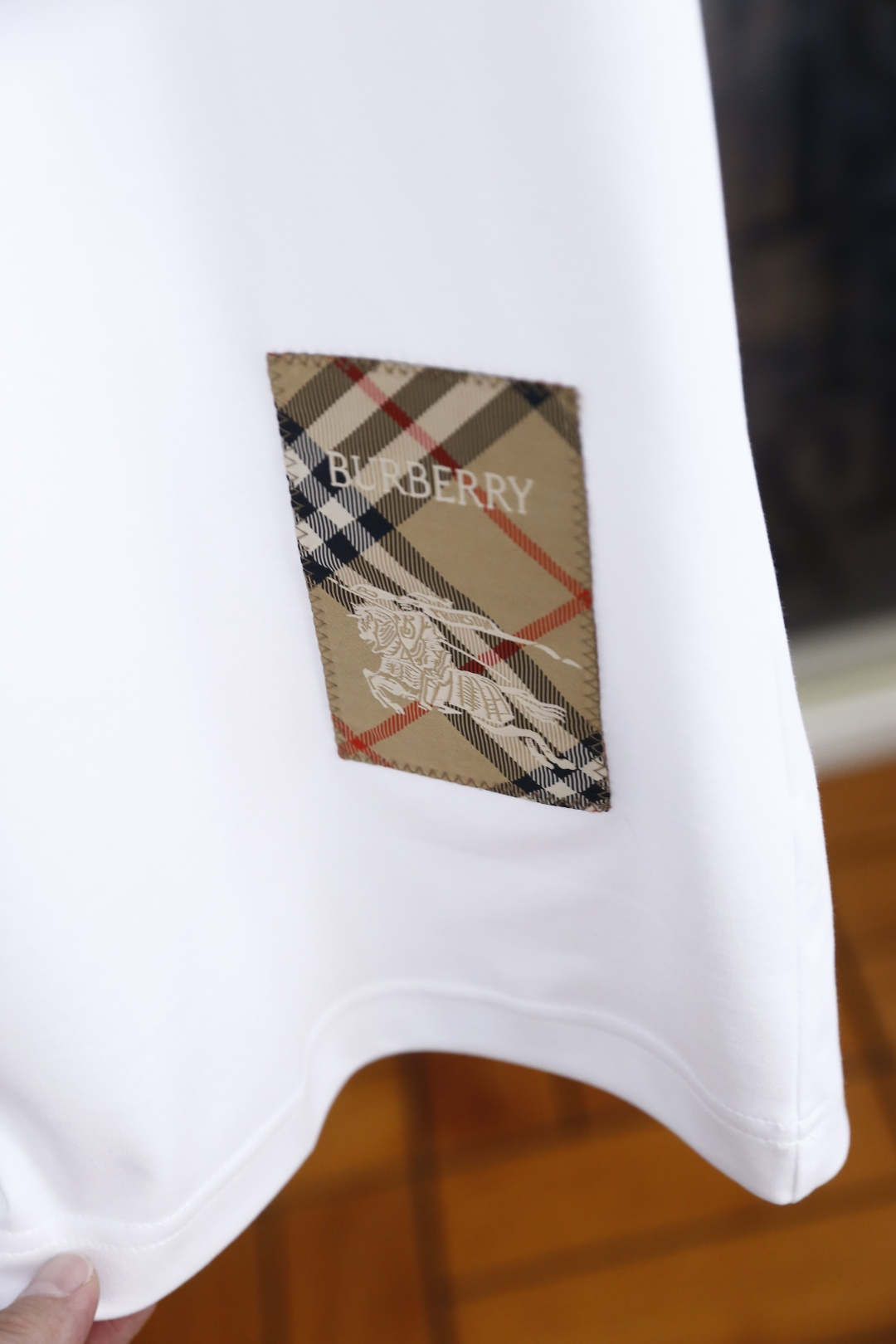 🔥巴宝丽.26夏季新品，男士经典百搭圆领短袖👍采用天丝长绒棉面料，利落廓形打造松弛高级质感，经典圆领设计