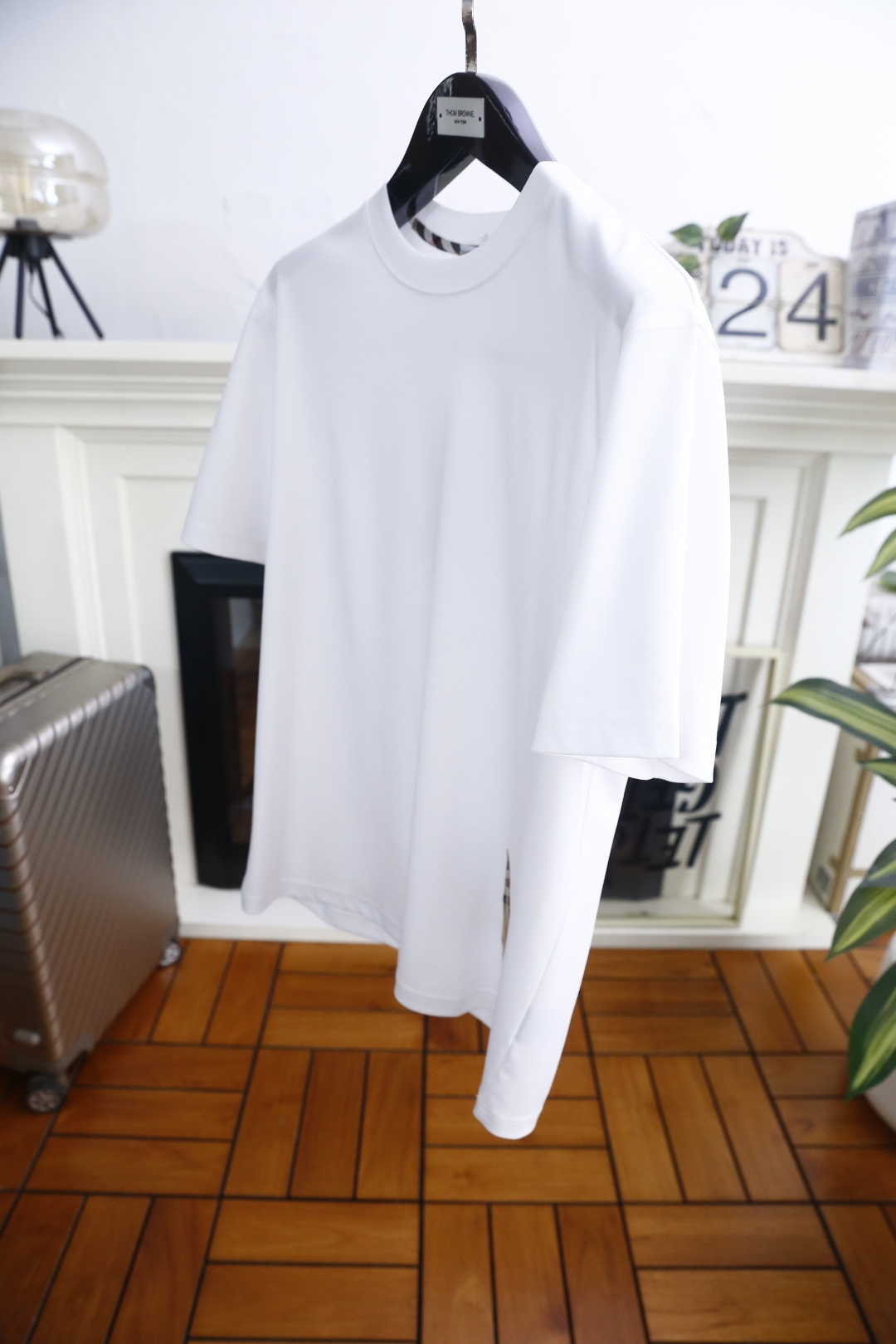 🔥巴宝丽.26夏季新品，男士经典百搭圆领短袖👍采用天丝长绒棉面料，利落廓形打造松弛高级质感，经典圆领设计