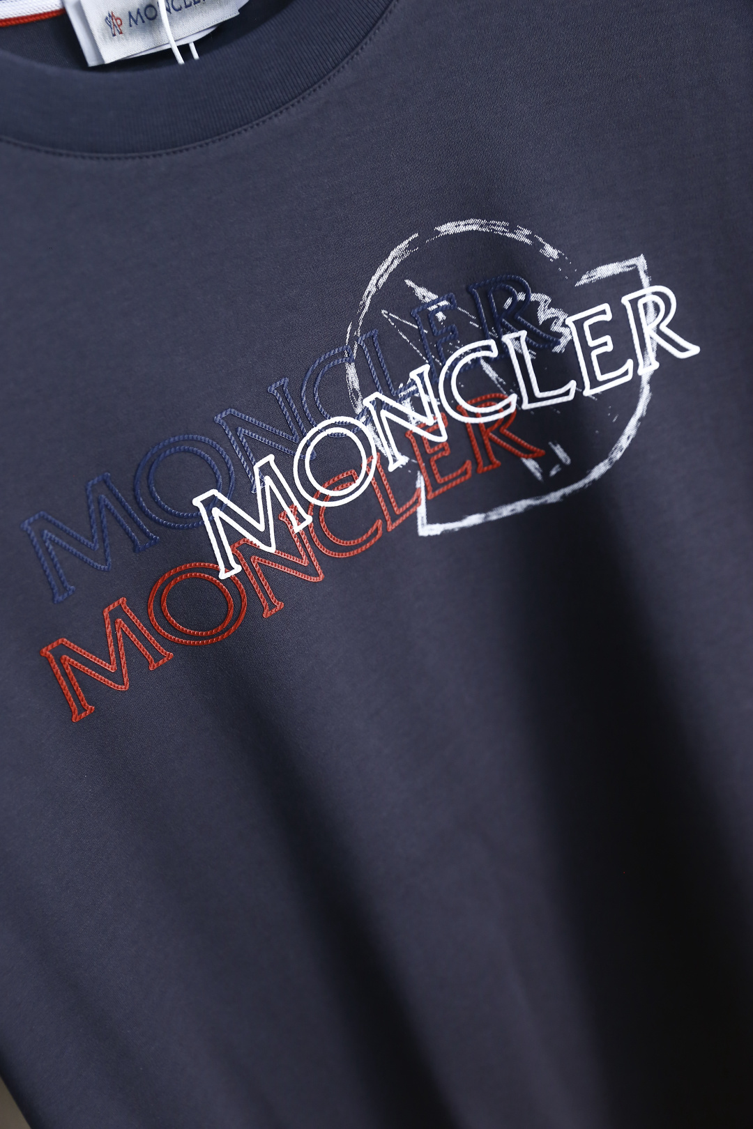 🔥蒙口.26夏季新品，时尚男士百搭短袖😎利落廓形打造松弛高级质感，经典圆领设计大方得体。胸前叠印标识以错