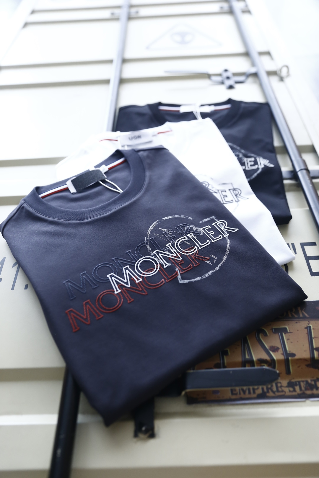 🔥蒙口.26夏季新品，时尚男士百搭短袖😎利落廓形打造松弛高级质感，经典圆领设计大方得体。胸前叠印标识以错