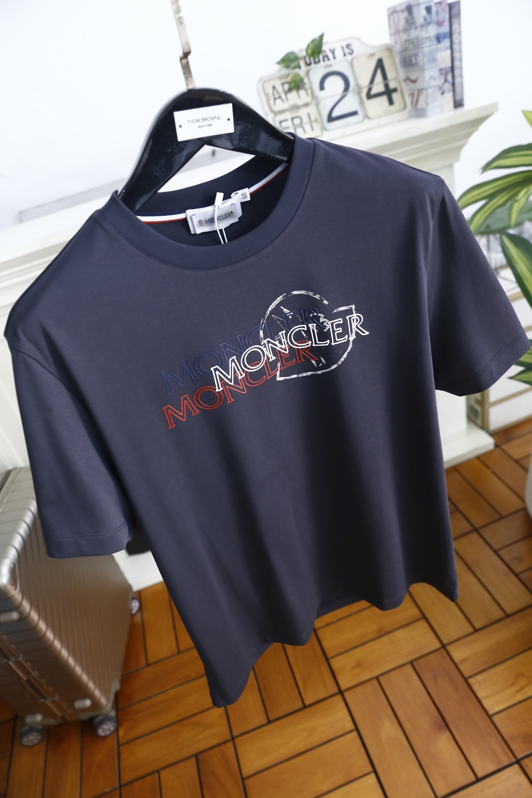 🔥蒙口.26夏季新品，时尚男士百搭短袖😎利落廓形打造松弛高级质感，经典圆领设计大方得体。胸前叠印标识以错