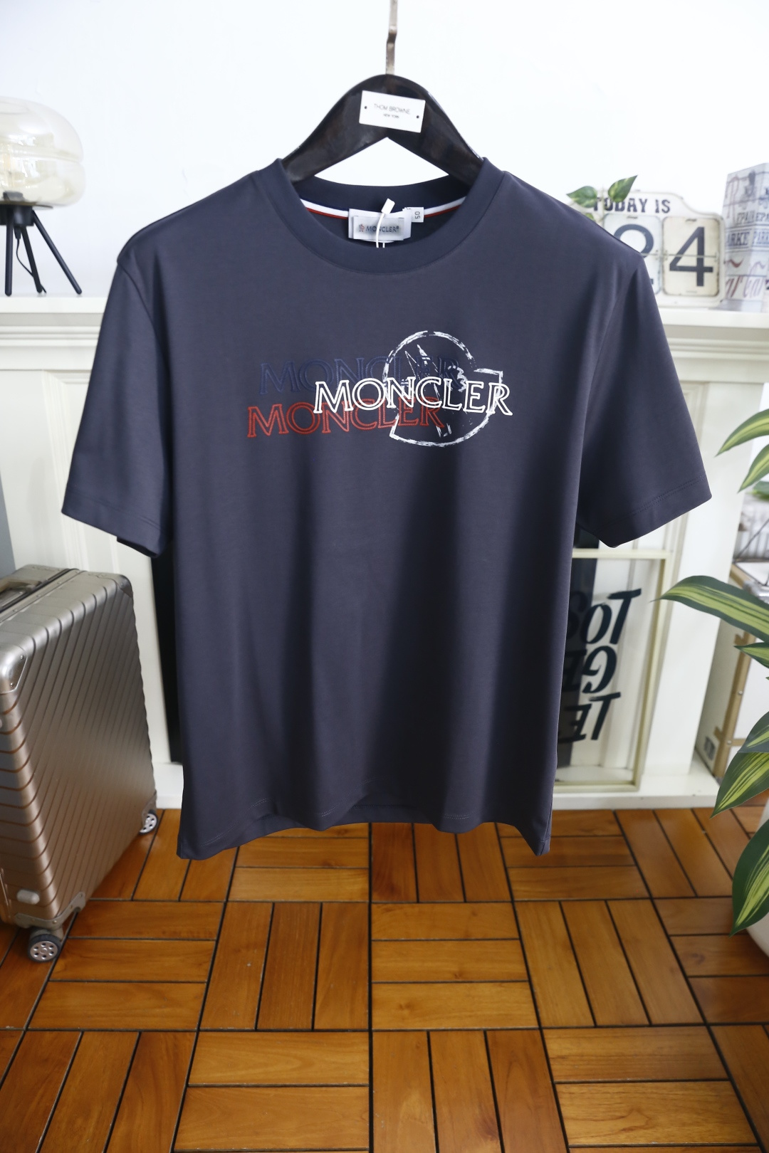 🔥蒙口.26夏季新品，时尚男士百搭短袖😎利落廓形打造松弛高级质感，经典圆领设计大方得体。胸前叠印标识以错