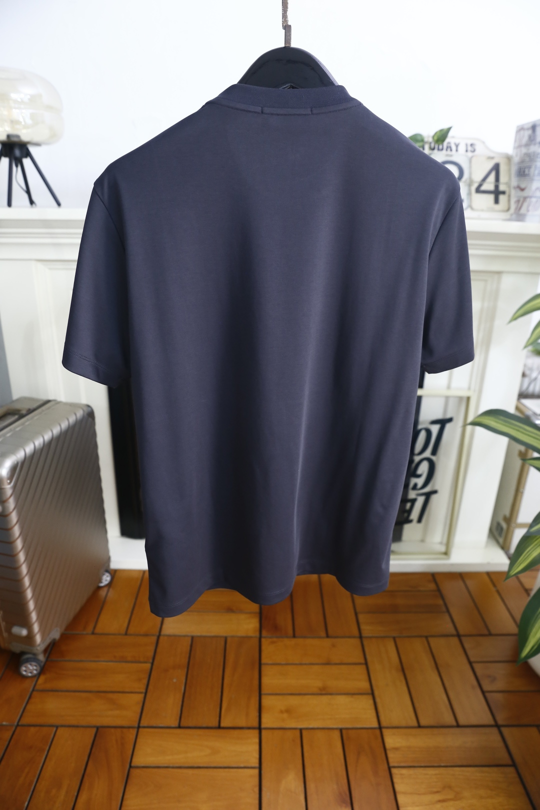 🔥蒙口.26夏季新品，时尚男士百搭短袖😎利落廓形打造松弛高级质感，经典圆领设计大方得体。胸前叠印标识以错