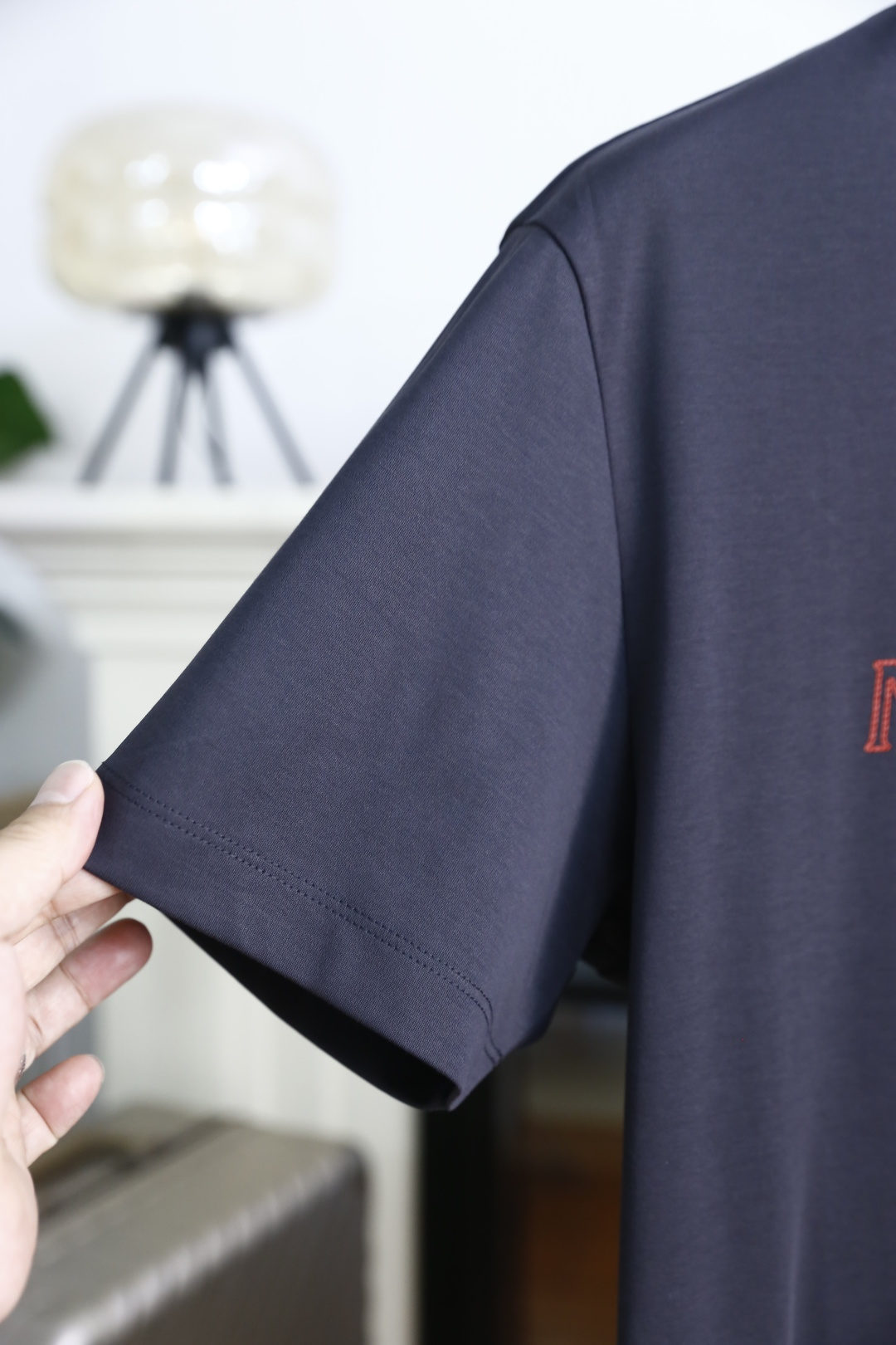 🔥蒙口.26夏季新品，时尚男士百搭短袖😎利落廓形打造松弛高级质感，经典圆领设计大方得体。胸前叠印标识以错