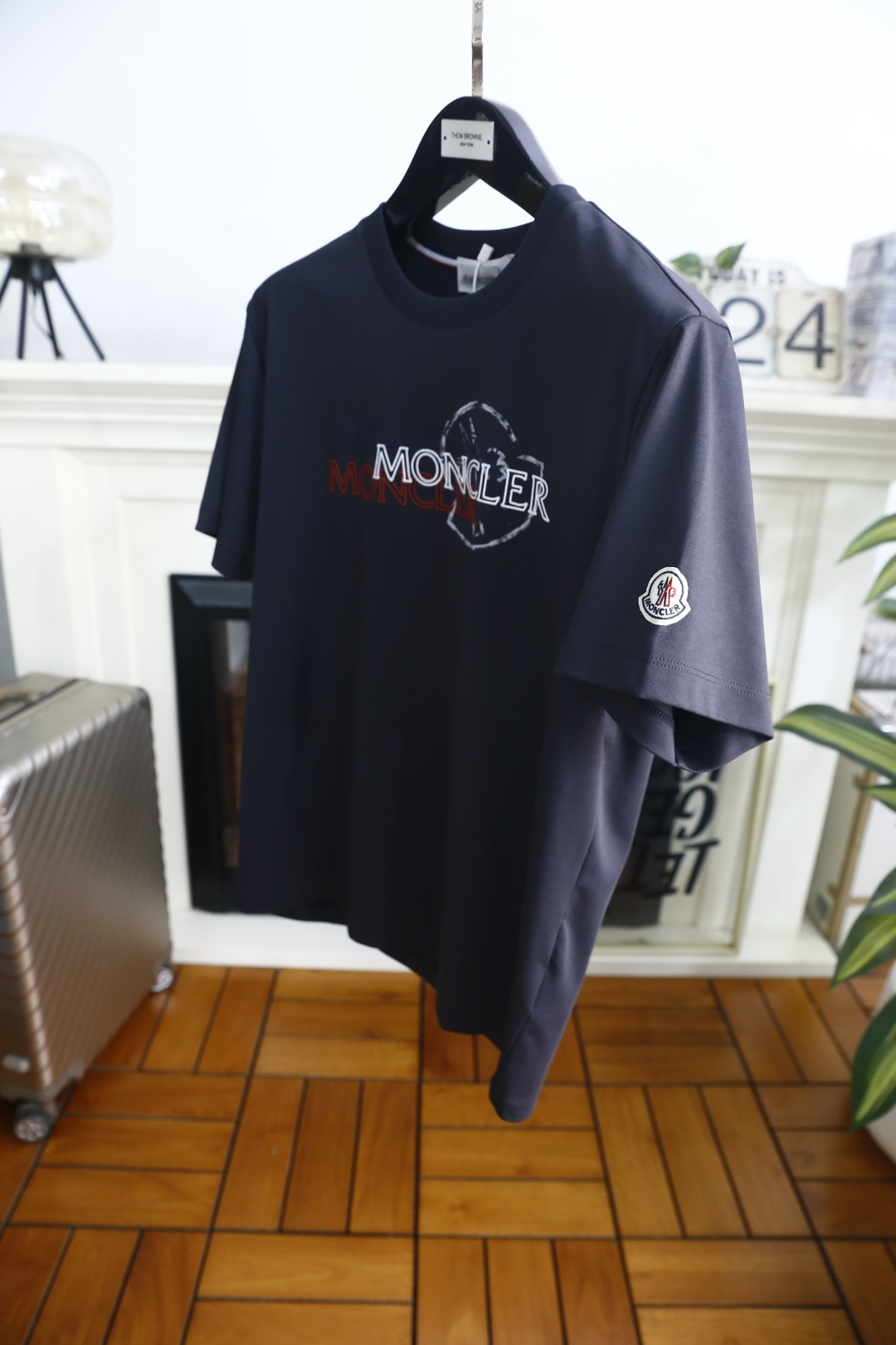 🔥蒙口.26夏季新品，时尚男士百搭短袖😎利落廓形打造松弛高级质感，经典圆领设计大方得体。胸前叠印标识以错