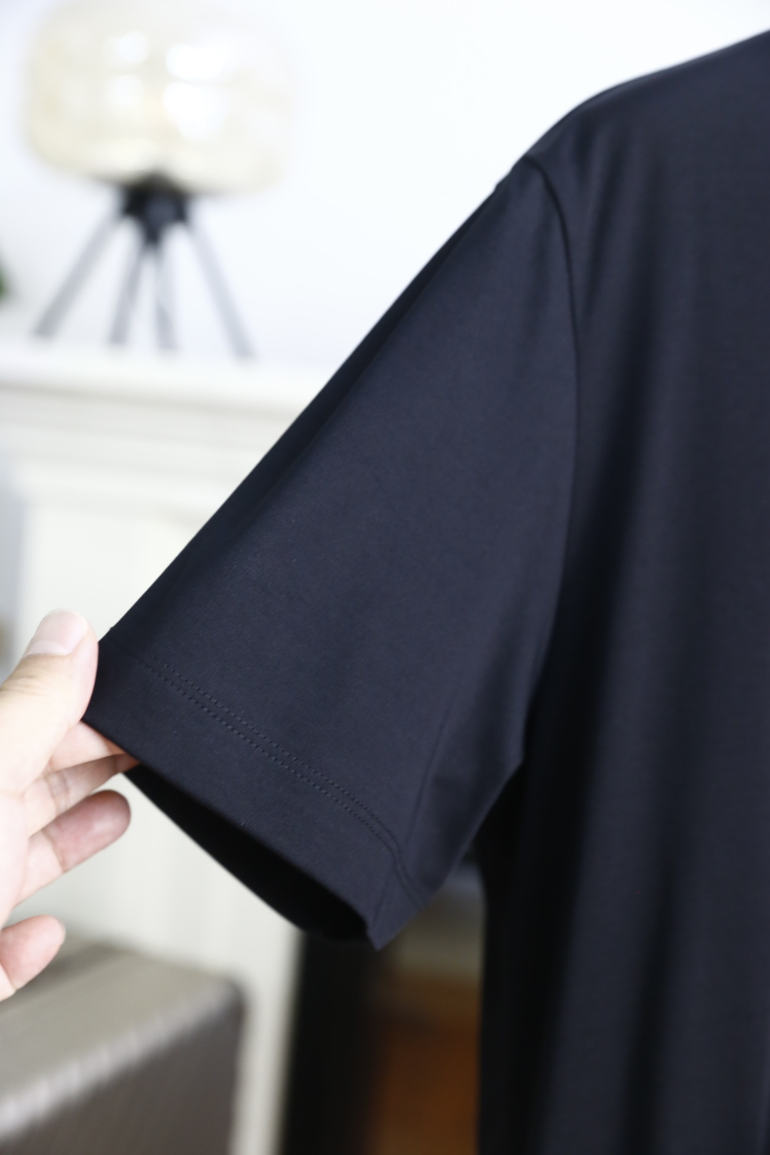 🔥蒙口.26夏季新品，时尚男士百搭短袖😎利落廓形打造松弛高级质感，经典圆领设计大方得体。胸前叠印标识以错