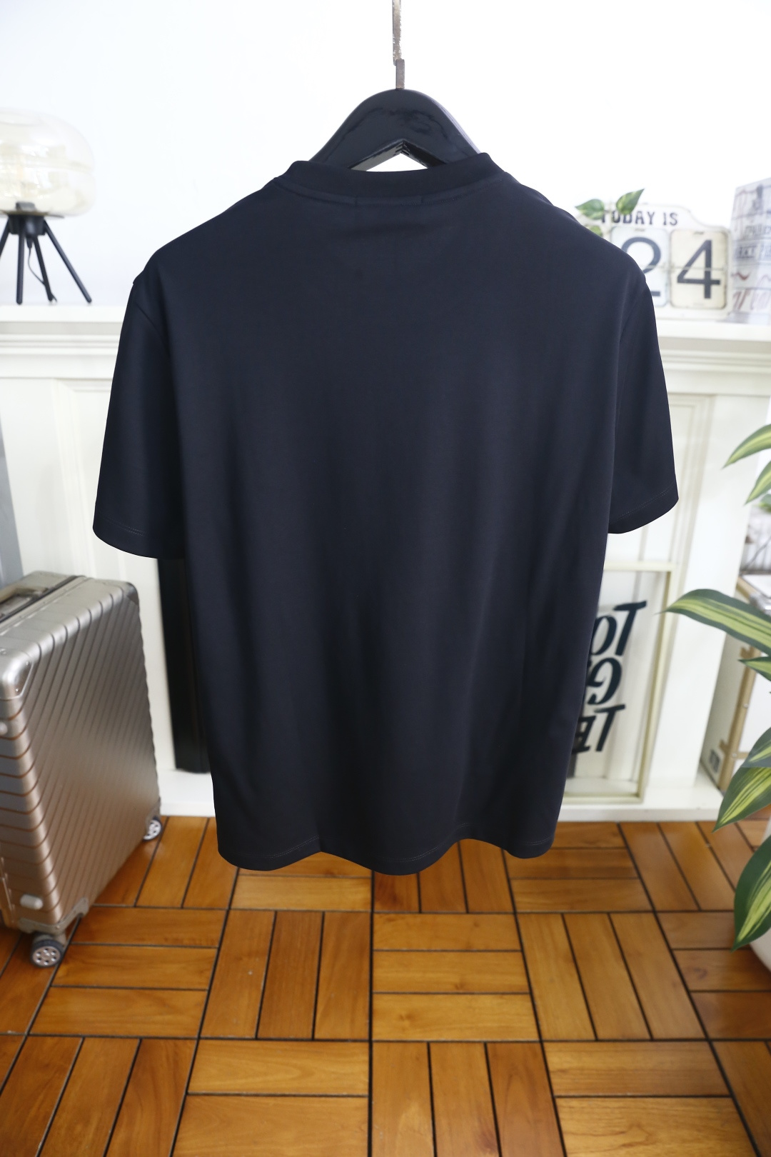 🔥蒙口.26夏季新品，时尚男士百搭短袖😎利落廓形打造松弛高级质感，经典圆领设计大方得体。胸前叠印标识以错