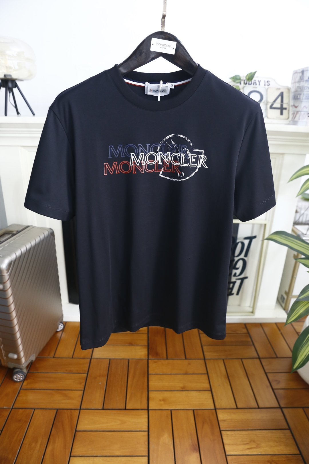 🔥蒙口.26夏季新品，时尚男士百搭短袖😎利落廓形打造松弛高级质感，经典圆领设计大方得体。胸前叠印标识以错