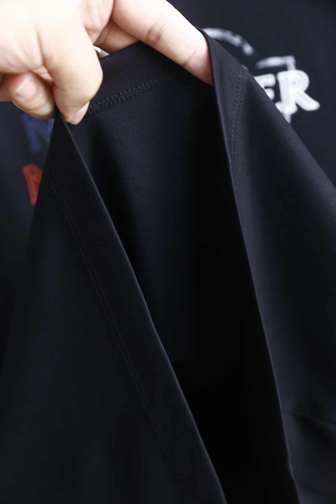 🔥蒙口.26夏季新品，时尚男士百搭短袖😎利落廓形打造松弛高级质感，经典圆领设计大方得体。胸前叠印标识以错