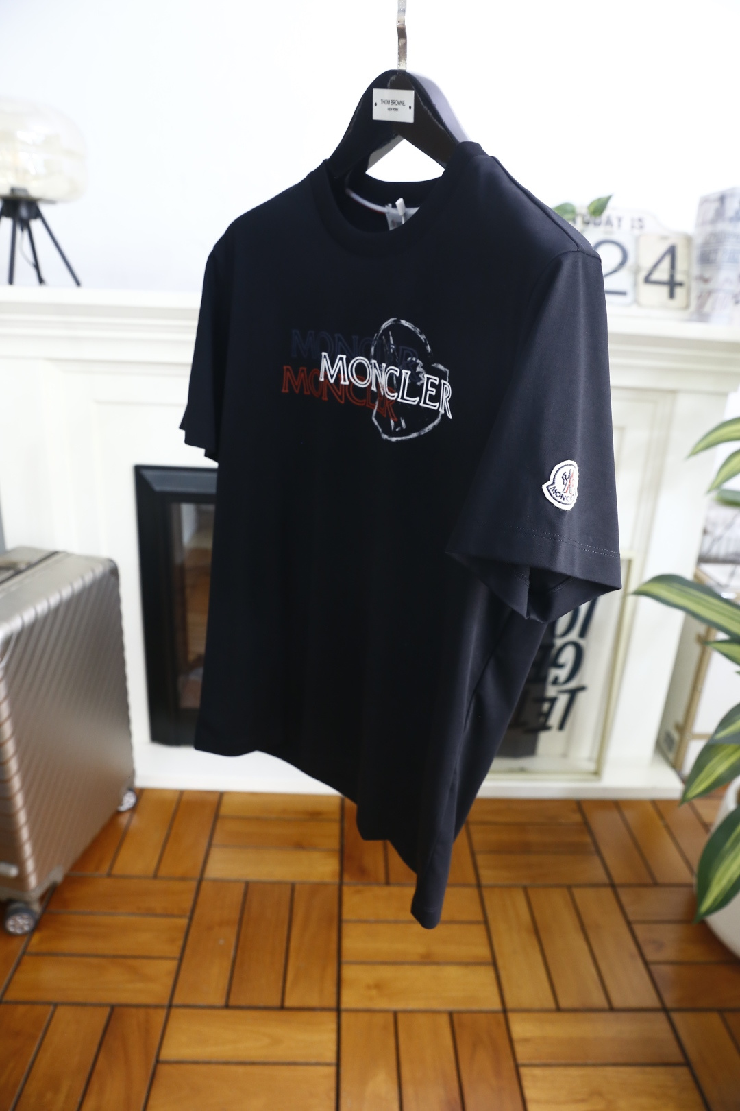 🔥蒙口.26夏季新品，时尚男士百搭短袖😎利落廓形打造松弛高级质感，经典圆领设计大方得体。胸前叠印标识以错