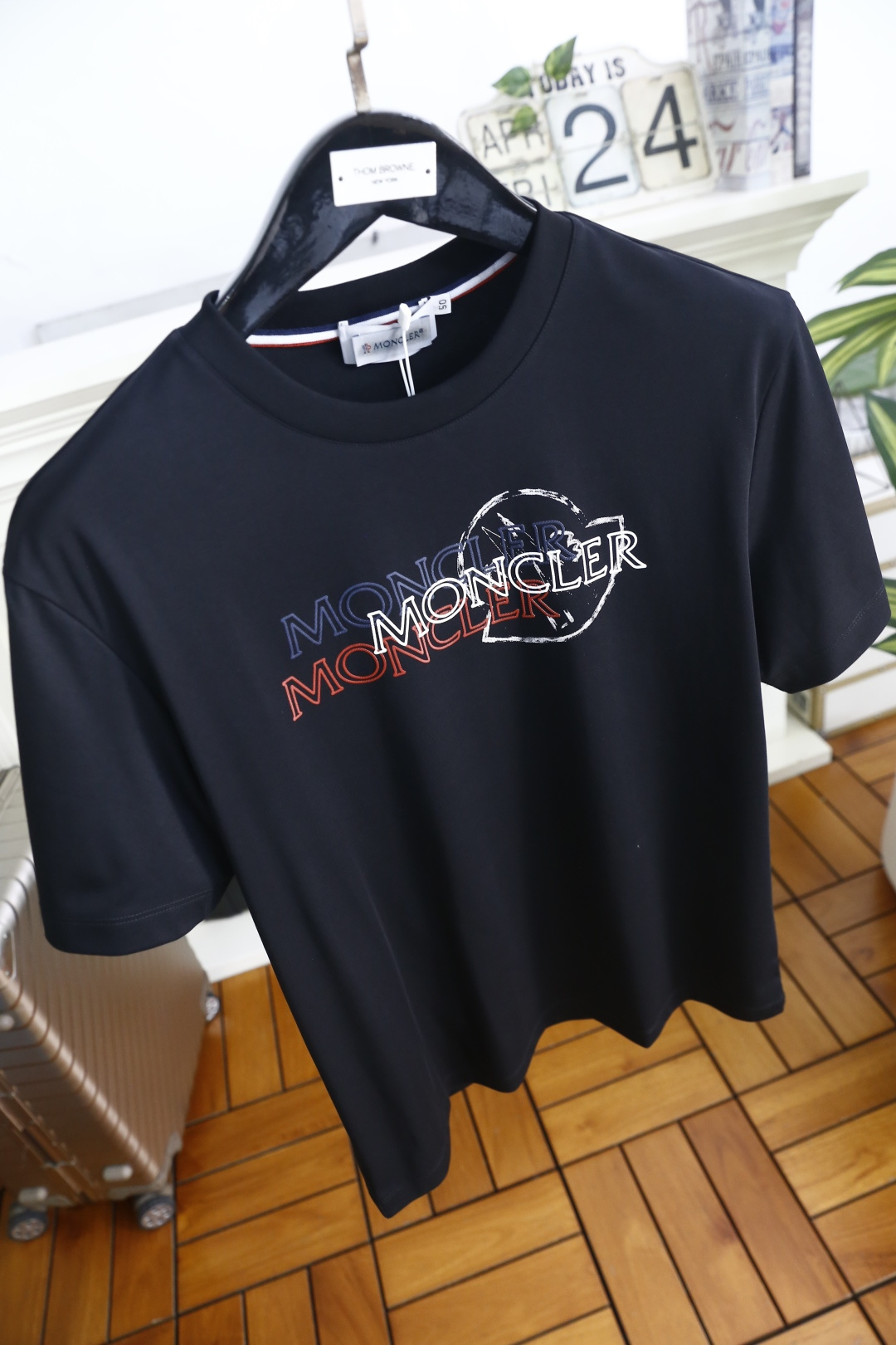 🔥蒙口.26夏季新品，时尚男士百搭短袖😎利落廓形打造松弛高级质感，经典圆领设计大方得体。胸前叠印标识以错