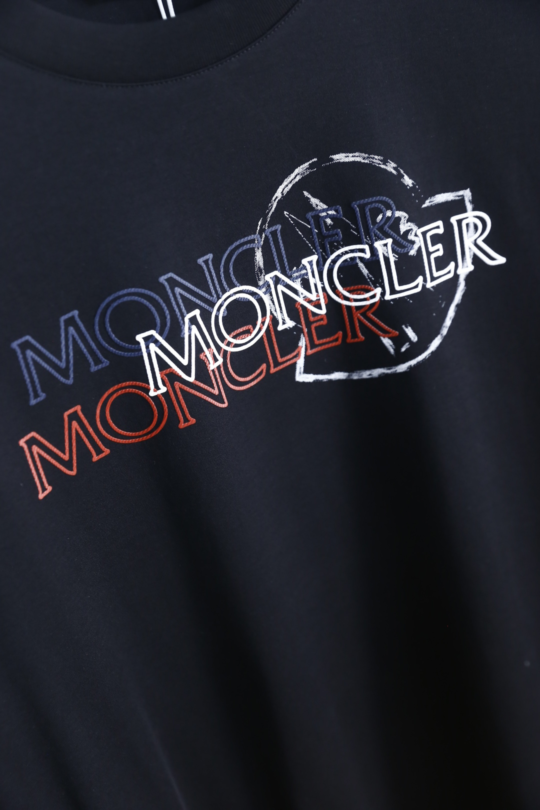 🔥蒙口.26夏季新品，时尚男士百搭短袖😎利落廓形打造松弛高级质感，经典圆领设计大方得体。胸前叠印标识以错