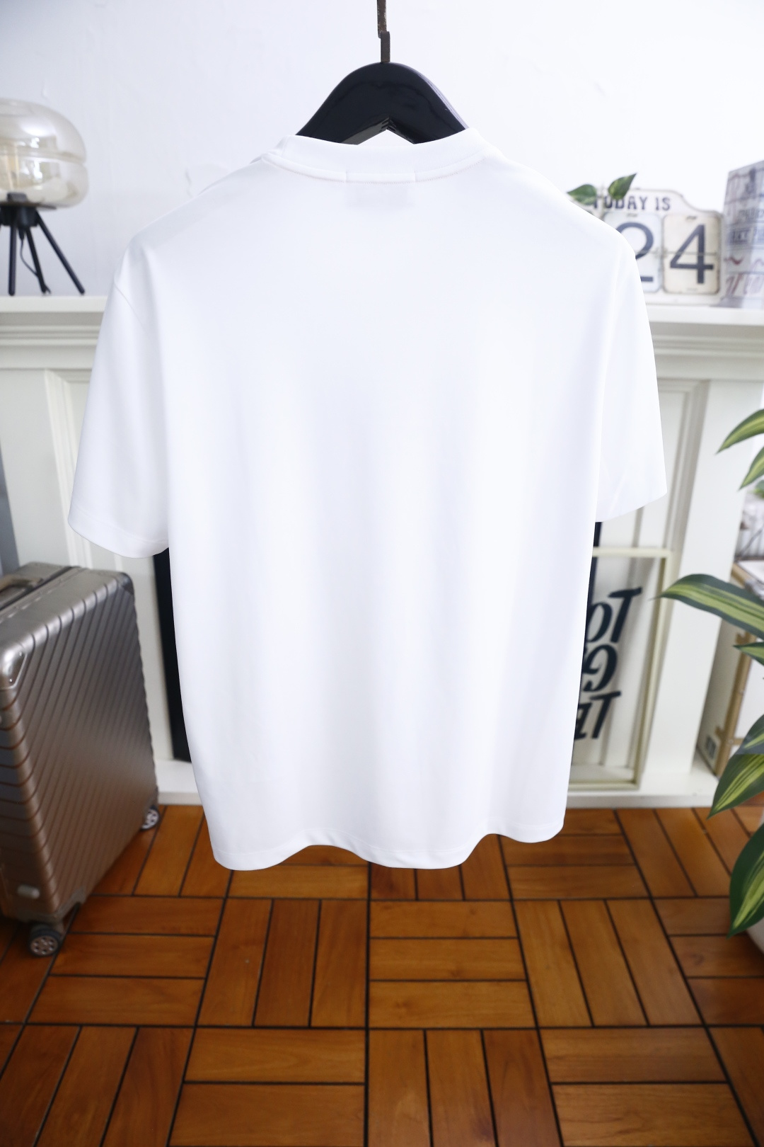 🔥蒙口.26夏季新品，时尚男士百搭短袖😎利落廓形打造松弛高级质感，经典圆领设计大方得体。胸前叠印标识以错