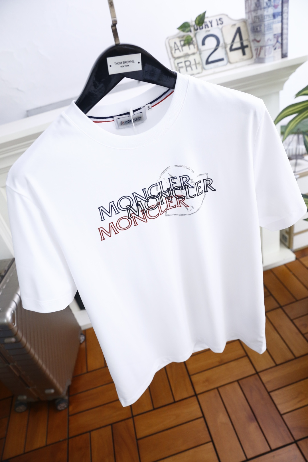 🔥蒙口.26夏季新品，时尚男士百搭短袖😎利落廓形打造松弛高级质感，经典圆领设计大方得体。胸前叠印标识以错