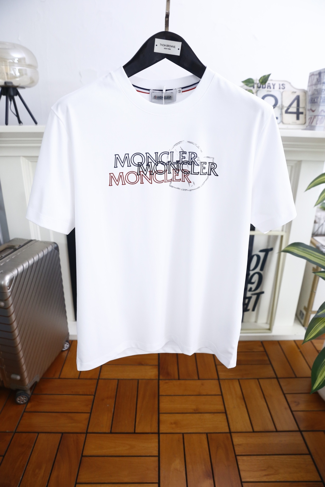 🔥蒙口.26夏季新品，时尚男士百搭短袖😎利落廓形打造松弛高级质感，经典圆领设计大方得体。胸前叠印标识以错