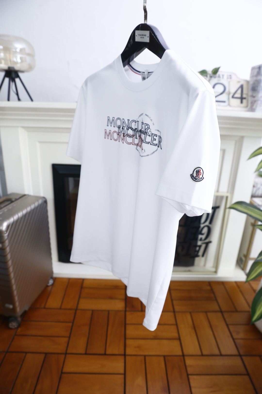 🔥蒙口.26夏季新品，时尚男士百搭短袖😎利落廓形打造松弛高级质感，经典圆领设计大方得体。胸前叠印标识以错