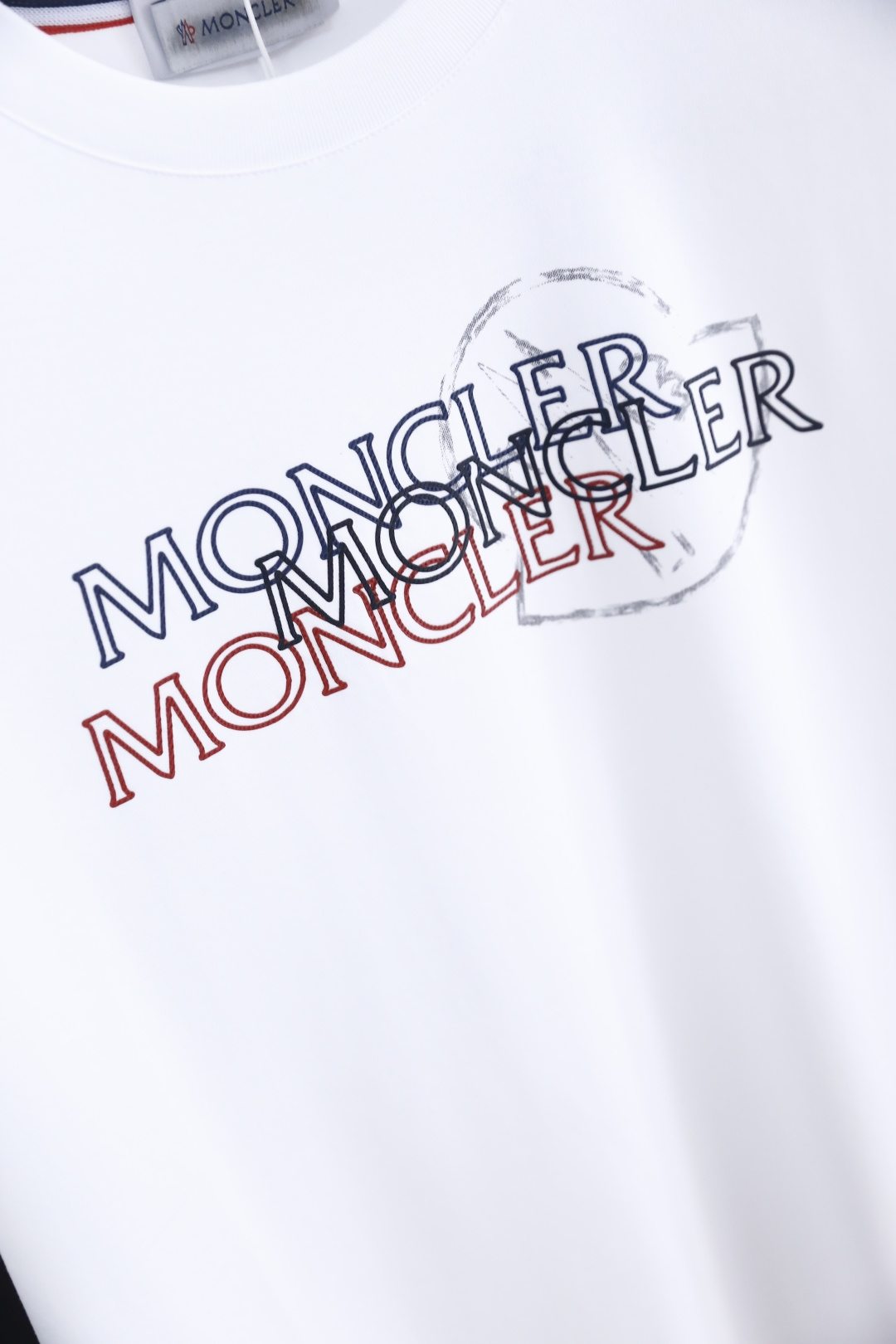 🔥蒙口.26夏季新品，时尚男士百搭短袖😎利落廓形打造松弛高级质感，经典圆领设计大方得体。胸前叠印标识以错