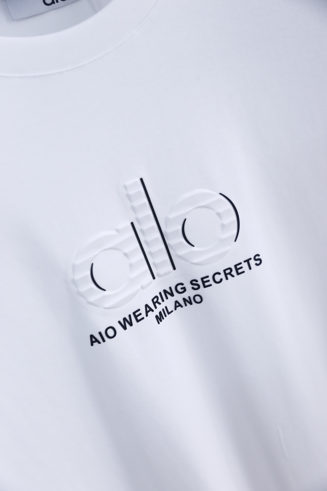 🔥alo.26夏季新品🆕时尚男士百搭短袖，利落廓形勾勒简约线条，经典圆领适配多元场景。胸口压印标识搭配品