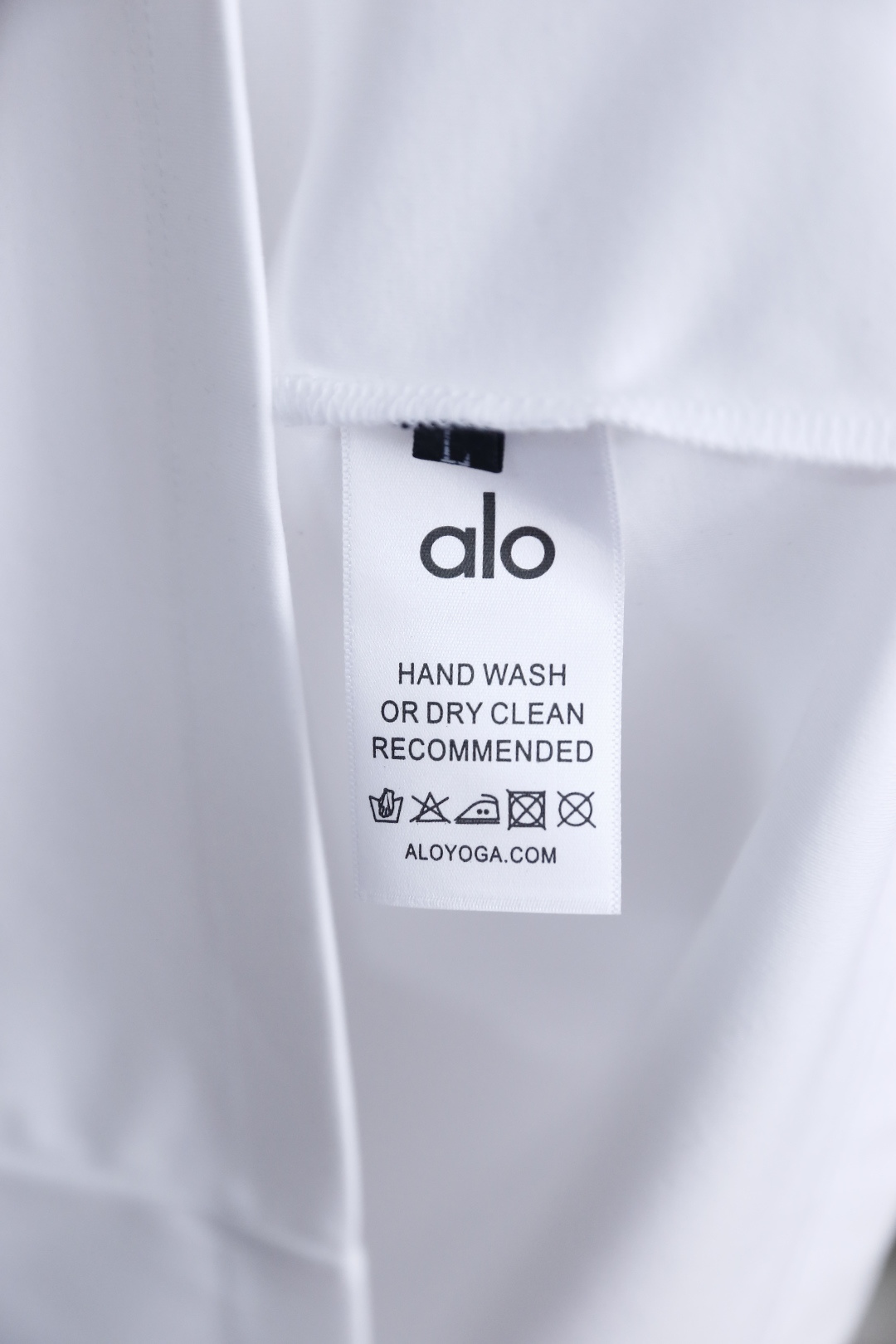 🔥alo.26夏季新品🆕时尚男士百搭短袖，利落廓形勾勒简约线条，经典圆领适配多元场景。胸口压印标识搭配品