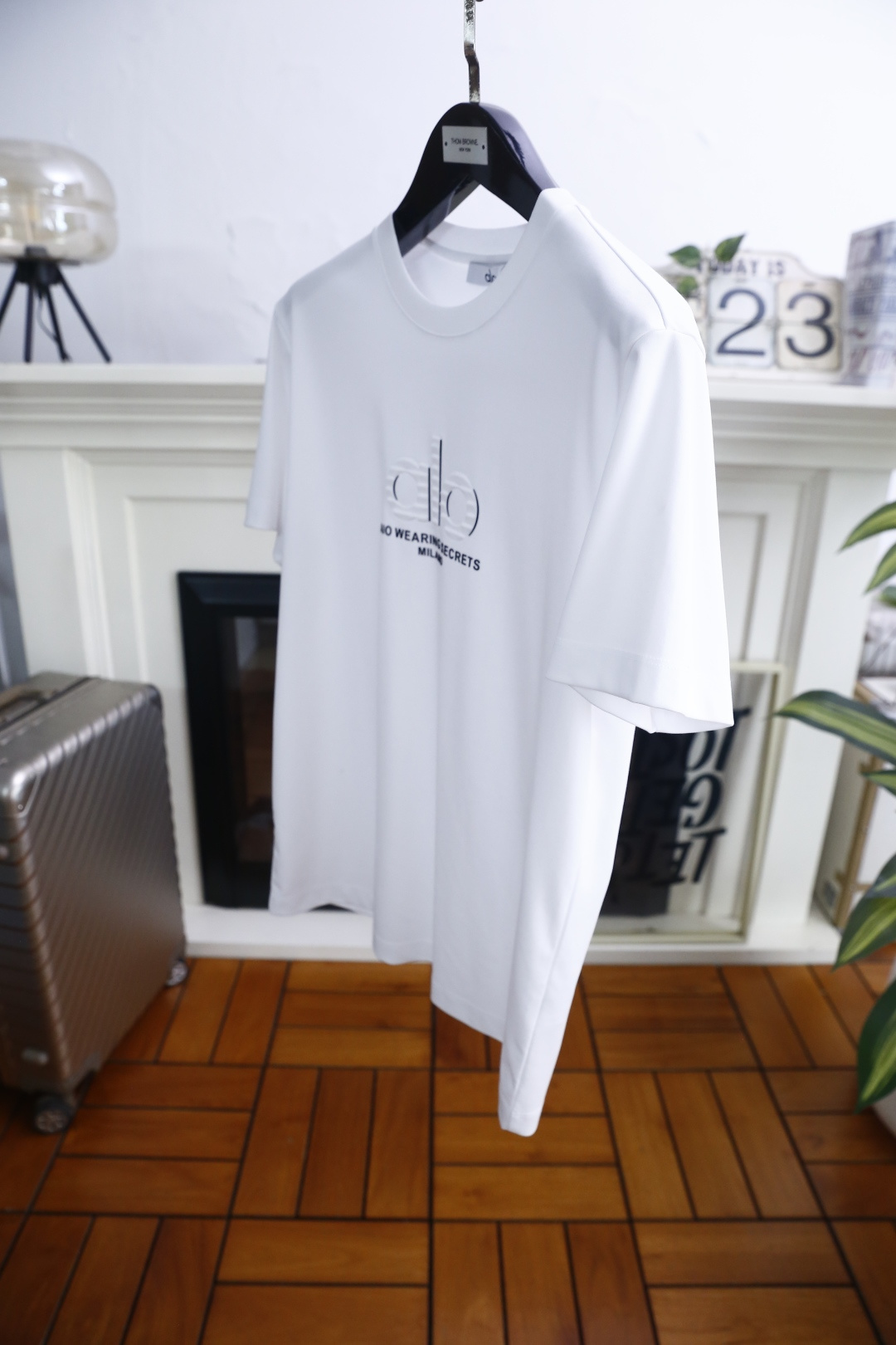 🔥alo.26夏季新品🆕时尚男士百搭短袖，利落廓形勾勒简约线条，经典圆领适配多元场景。胸口压印标识搭配品