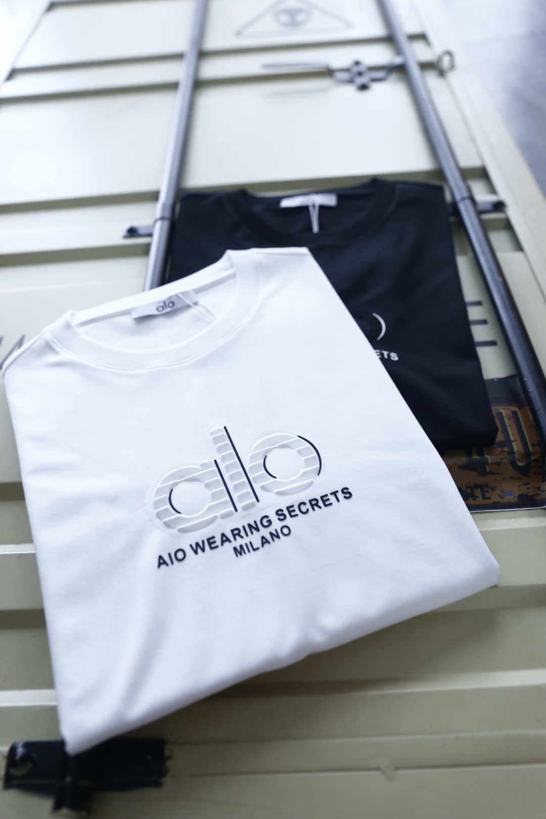 🔥alo.26夏季新品🆕时尚男士百搭短袖，利落廓形勾勒简约线条，经典圆领适配多元场景。胸口压印标识搭配品