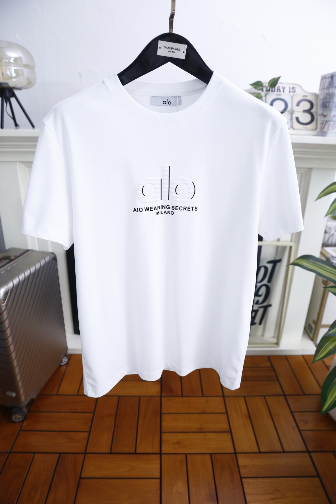 🔥alo.26夏季新品🆕时尚男士百搭短袖，利落廓形勾勒简约线条，经典圆领适配多元场景。胸口压印标识搭配品