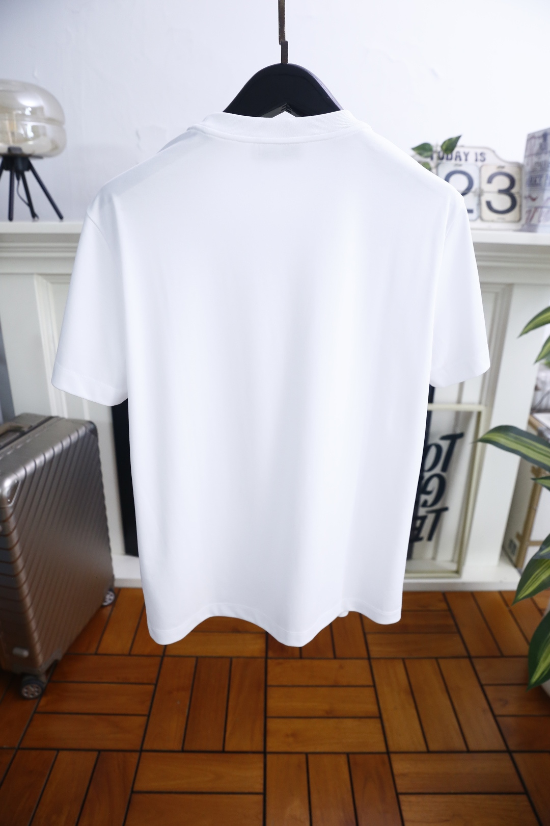 🔥alo.26夏季新品🆕时尚男士百搭短袖，利落廓形勾勒简约线条，经典圆领适配多元场景。胸口压印标识搭配品