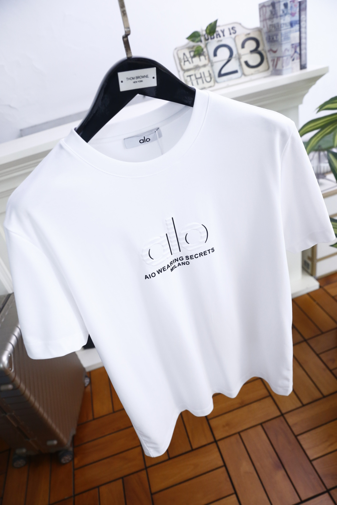🔥alo.26夏季新品🆕时尚男士百搭短袖，利落廓形勾勒简约线条，经典圆领适配多元场景。胸口压印标识搭配品