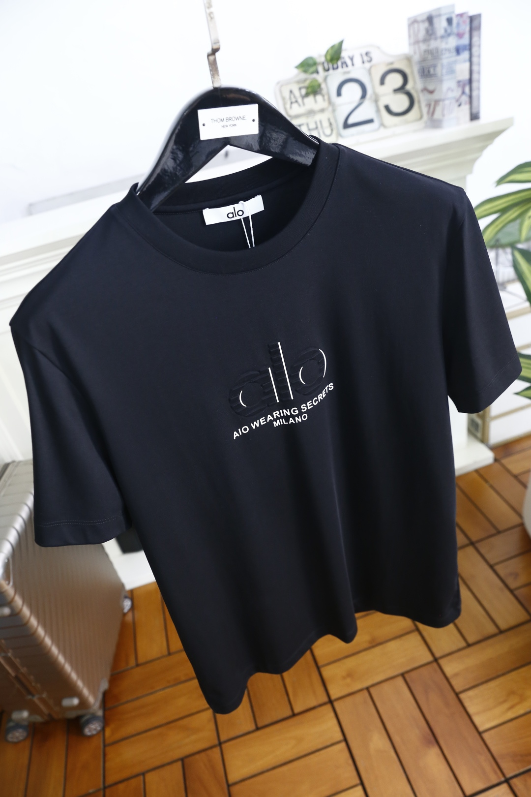 🔥alo.26夏季新品🆕时尚男士百搭短袖，利落廓形勾勒简约线条，经典圆领适配多元场景。胸口压印标识搭配品